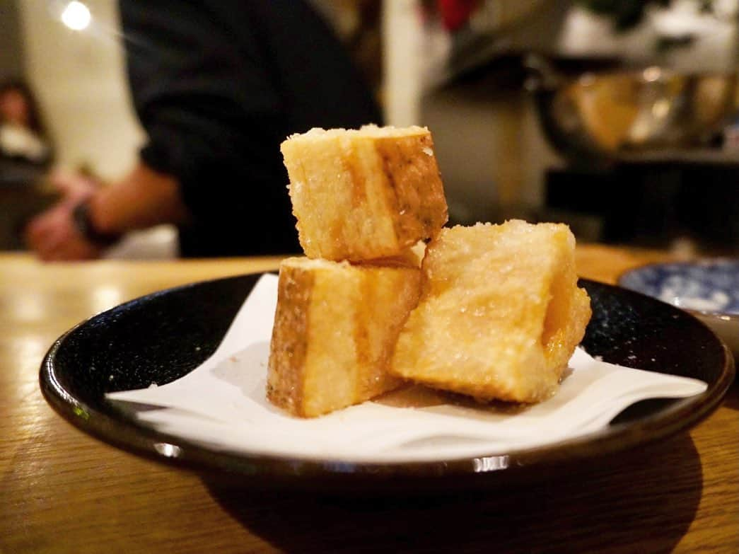 yuco_yoshidaのインスタグラム：「年始にあゆみと新年会デート❤️iidaさんのご飯は シンプルで丁寧で優しくて 大好き🥰✨ 蓮根が倒れる程美味しかったけど、作り方の工程聞いて絶対しないって決めたからまた食べに行こっと。爆 リースリングのナチュールも最高やった♡ ・ ・ #カジュアル割烹iida  #谷町六丁目」