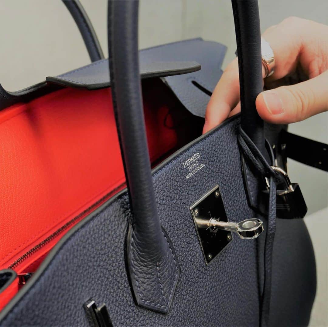 のインスタグラム：「Hermes Birkin 30 Verso Bleu nuit × Orange poppy.  DM us to Order🛒  ✈️Free Shipping Worldwide 📩DM for more info and pricing  ➡️info@amorevintagetokyo.com  #hermes #birkin30」