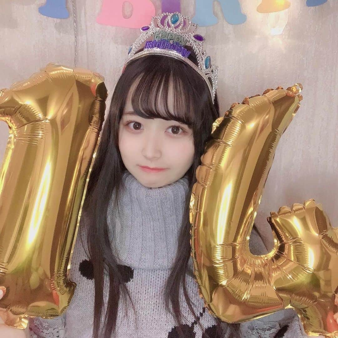 高木凜汐さんのインスタグラム写真 - (高木凜汐Instagram)「14歳になりました⋈*.。 たっっっくさんの優しいメッセージが届いて、嬉しくて幸せに浸ってますありがとう🥺🤍 . いつも応援してくれてるみんなのお陰で頑張れてるよ。見つけてくれて、出会ってくれてホントにありがとう♥ . もっともっと成長した姿を見せられるように頑張るね。 これからもよろしくお願いします！！ . 写真は、今日はレッスンで家にいないからって、昨日ママとお姉ちゃんがサプライズしてくれたの（ ; ᴗ ; ） めっちゃかわいくてきゃー(*´ ˘ `ㅅ)💗ってなったありがとう🌈🎈」1月26日 15時55分 - rio_0126_