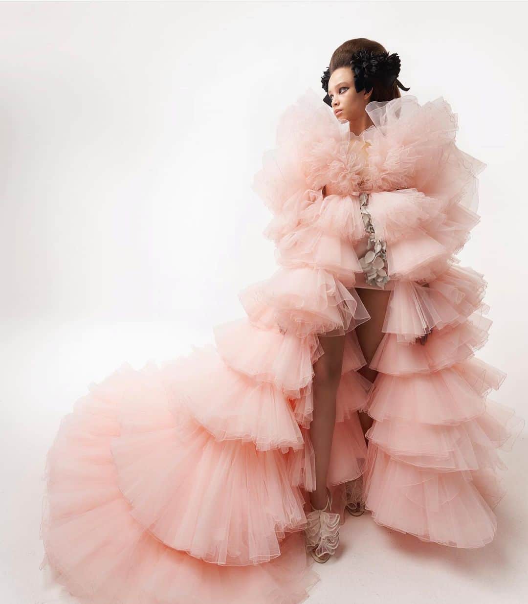 アンナ・デッロ・ルッソのインスタグラム：「Spectacular Haute Couture S/21 @giambattistavalliparis @giambattistavalli ❤️❤️❤️」