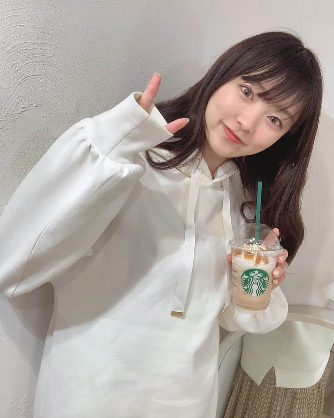 水澤彩佳さんのインスタグラム写真 - (水澤彩佳Instagram)「ㅤ﻿ ﻿ スタバ ✌︎('ω') ✌︎﻿ ﻿ ﻿ ﻿ パーカーにロングスカートひらひら﻿ させるのすき。。。﻿ ﻿ MIIA( @miia_official )の﻿ パフスリーブパーカーだよ🤍🤍﻿ ﻿ ㅤ﻿ ZOZOTOWN限定商品なんだけど﻿ 今日26日(火)限定1,000円OFFの﻿ クーポンを配布してるぽい( ◜▿◝ )﻿ ﻿ ﻿ ﻿ ﻿ ﻿ #miia #miisnap #スタバ #パーカーコーデ #白パーカー #ロング髪 #ミディアムロング #巻き髪﻿ ㅤ」1月26日 15時56分 - m_i_zun