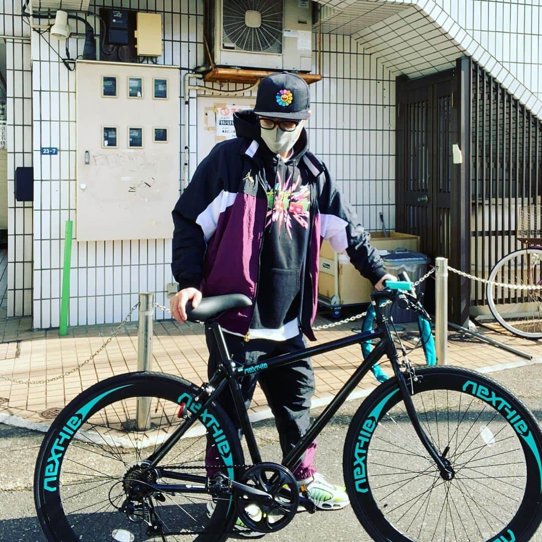 のインスタグラム：「先日、 突然、サンタさんが遅れてやって来まして、 @takahirow7  #ディスカスカラー の自転車を届けてくれましたっ！！ 🎅🏾💙🚲👨🏽‍🦱 なかなか快適っ子テンションっ！！ 👱🏽‍♂️✨✨✨🔥  #tokyo #japan #fashion #beauty #lifestyle #自転車 #村上隆 #jordan #パリサンジェルマン #nike #東京 #メンズスタイル #ストリートスタイル #メンズファッション」