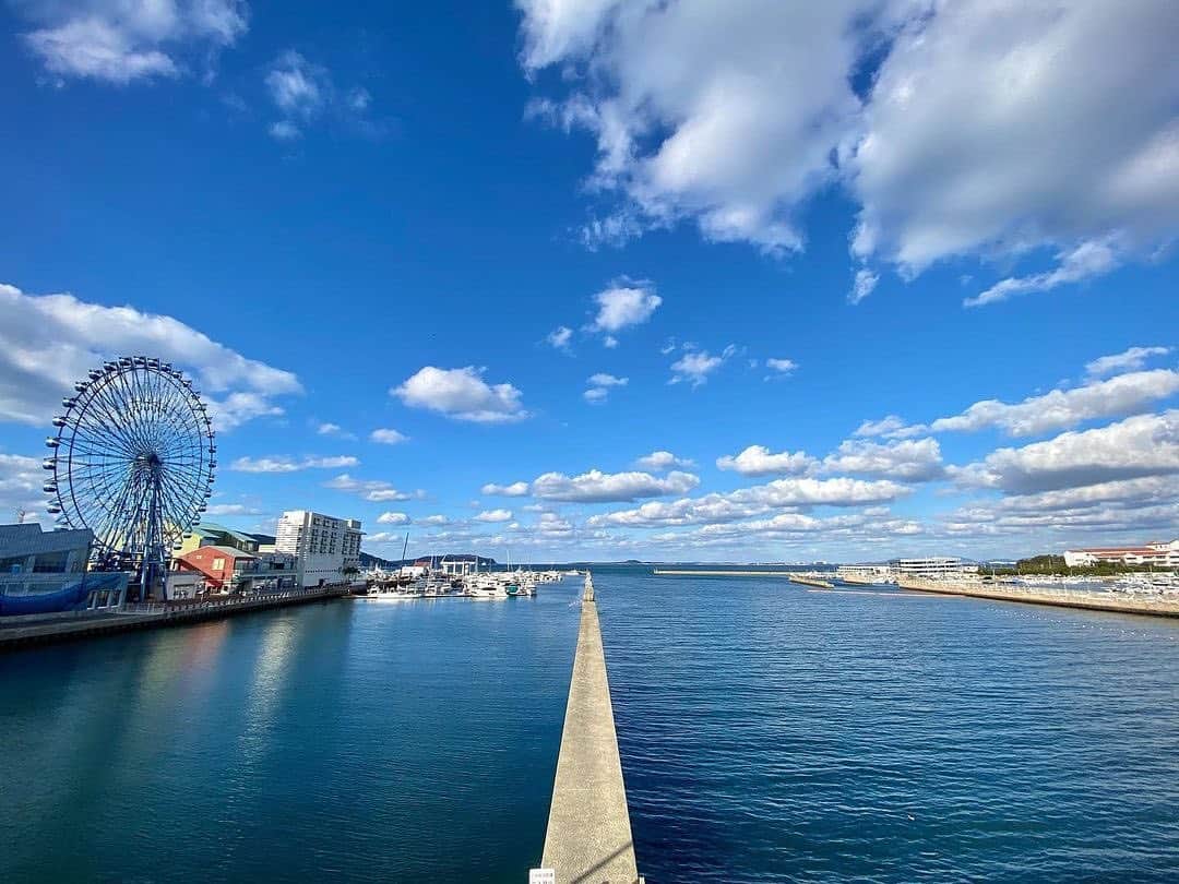 福岡市さんのインスタグラム写真 - (福岡市Instagram)「＜fukuokapics1月：博多湾とマリノアシティ＞ . とても気持ちの良い青空に広がる雲たち☀️マリナ通りの橋から見ることのできる博多湾とマリノアシティの何気ない風景が１日を癒してくれます😊✨ . photo by @hasedon14 location : 博多湾とマリノアシティ . . hashtag : #fukuokapics . follow : @fukuoka_official」1月26日 16時08分 - fukuoka_official