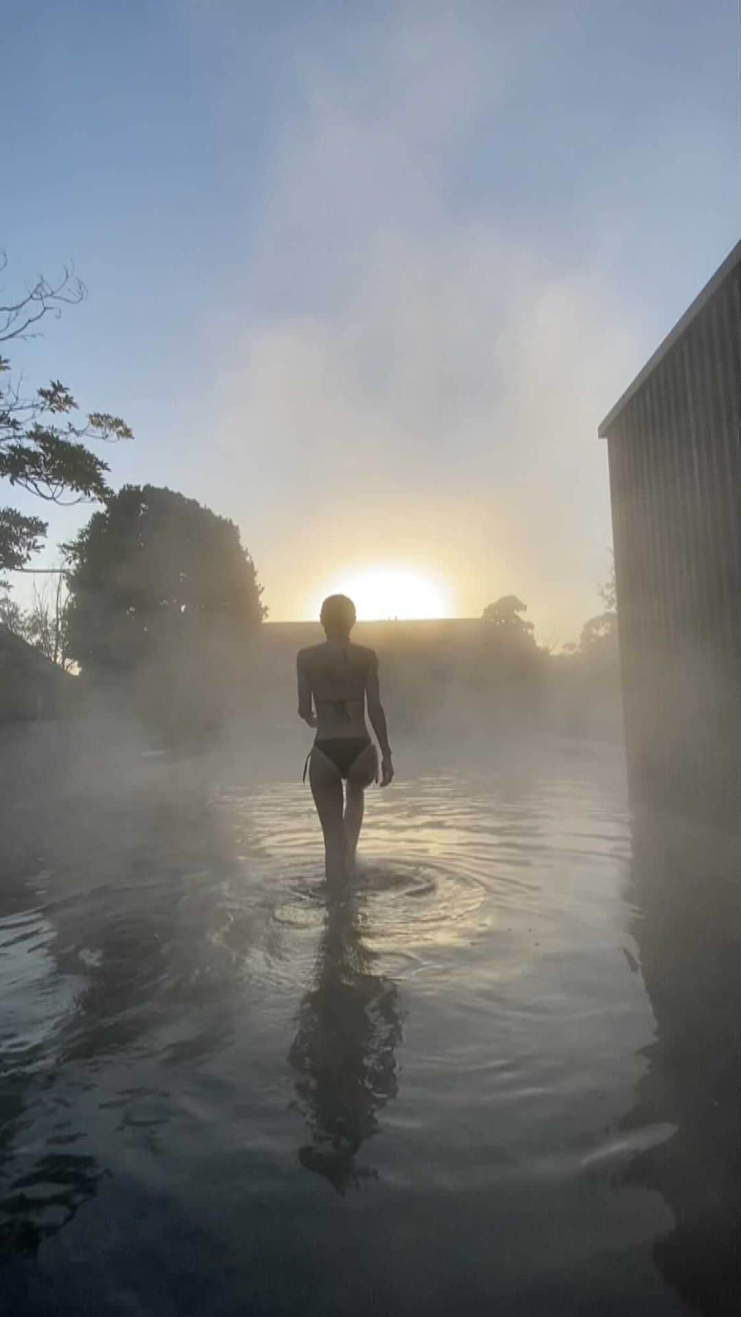 のインスタグラム：「Sunrise @ Amanemu An amazing place to detox my mind and body 年末年始に行ったお伊勢参り アマネムの温泉最高でした♨️  #amanemu  #アマネム #お伊勢参り #伊勢神宮 #伊勢志摩 #温泉 #hotsprings #onsen #産後ダイエット #日の出 #staycation #ホテルスパ」