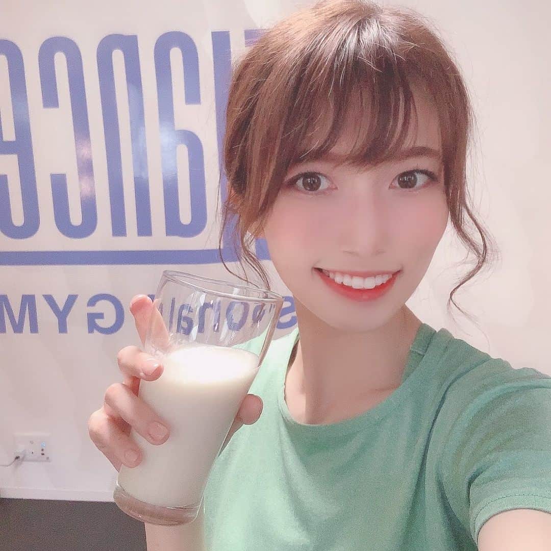 のインスタグラム：「🏋️‍♀️大阪・梅田 T-BALANCE さん @t.balance  ・ 今週も行ってきましたー🔥💪 @ta12ka15 トレーナーありがとうございます😊✨ ほんと各トレーニング10数回×2,3セットしかせんのに 汗だくになりながらやりました😂 運動続けるようになってすごい汗かくようになった🙆‍♀️✨ ・ そして今日はばっちり筋肉痛です😂💕 めちゃくちゃいい痛み🥳 ・ パーソナルだと｢あー、ここキツイぞ一旦休憩🥳｣ って妥協できないからめっちゃいい😂💓 どうしても自分一人だと、追い込みきれないから ビシ！バシ！やってくださってありがたい😌💕 ・ 運動神経なくて運動から離れてたけど そんな私でもトレーナーさんは しっかり見てくれるからみんなここで 一緒に運動しよー🏃💓 ・ #tbalance #パーソナルジム #くびれ #美脚 #美尻 #梅田 #なんば #心斎橋 #四ツ橋 #フィットネス #大阪パーソナルトレーニング  #美意識向上委員会 #ダイエット成功 #ジム女子 #プロテイン #スクワット #パーソナルトレーニング  #トレーナー募集 #フィットネストレーナー」