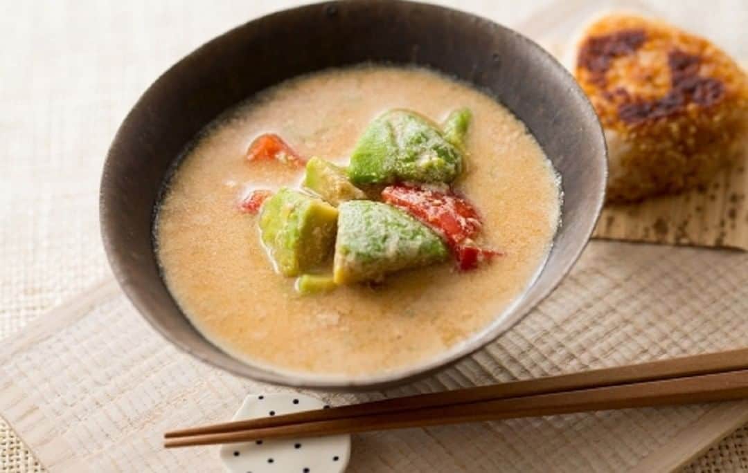 Dole_jp ドール ジャパンのインスタグラム：「カラフルで洋風な味わいの、普段とはひと味違ったお味噌汁はいかがですか？😊 ． ． 本日ご紹介するレシピはこちら！ ▼▼▼ 【アボカドとパプリカの豆乳味噌汁】 ． ． ✏材料（2人分） ． ・アボカド（小玉サイズ）　1個 ・パプリカ（赤）　1/3個 ・ごま油　小さじ1/2 ・豆乳　150ml ・水　150ml ・トマトケチャップ　大さじ1/2 ・味噌大さじ　大さじ1と1/2 ・ ． ． ✏作り方 1. アボカドは種と皮を除いて1.5cm角に切る。パプリカは1.5cm大の乱切りにする。 ． ． 2. 鍋にごま油を熱してパプリカを炒め、水を入れて沸騰したら、アボカドを加えて３分ほど煮る。 ． ． 3. トマトケチャップ、豆乳を加え入れ、沸騰寸前に火を止めて味噌をとき入れ、器に盛る。 ． ． 豆乳を入れることで、まろやかでやさしい味わいになりますよ✨ ． ． #ドール #Dole #フルーツ #アボカド #パプリカ #豆乳味噌汁 #レシピ #アレンジ #デリスタグラマー #うちカフェ #おうちcafe #インスタフード #クッキングラム #レシピ #簡単レシピ #手料理 #献立 #栄養満点 #健康 #料理好きな人と繋がりたい #avocado #paprika #misosoup #fruits #foodie #recipe #cooking #delistagrammer」