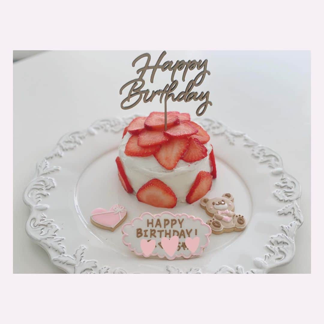 白石みきのインスタグラム：「スマッシュケーキ。  お菓子作りなんて小学生の時にバレンタインで作った以来、、、⁉️ てなぐらい記憶がないのだけど、不器用な母、、頑張って🤣作りました。  アイシングクッキーは浅利そのみちゃん（ @asarisonomi ）が娘への誕生日プレゼントで送ってくれたもの🥺 どうもありがとう🥺  #スマッシュケーキ #誕生日」