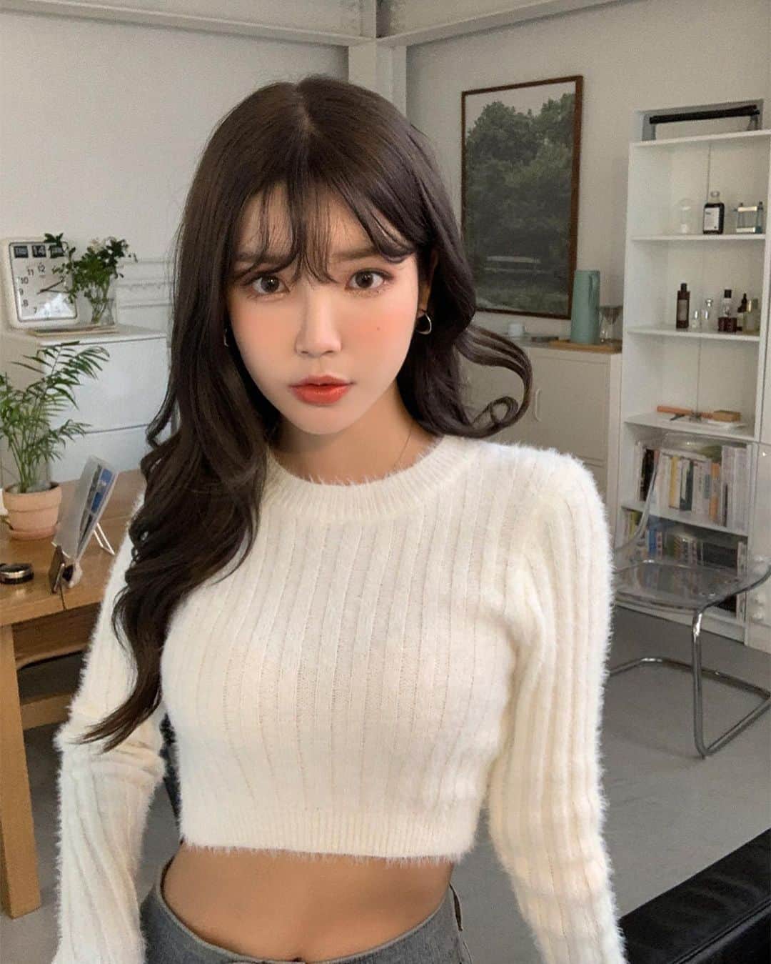 Chuuのインスタグラム：「봄을 부르는 크롭 니트🌸💞  보들보들한 소재라 착용했을 때 따갑지 않아서 우선 츄멤님들 마음에 쏙 드실거에요!!! 화사한 톤으로 지금부터 봄까지 입기 좋고 완전 크롭 기장의 니트라 다리 라인과 허리를 강조하여 스타일리쉬함을 돋보이게 할 수 있답니다👍🏽💙 혹시 노출에 예민한 분이시라면 골반을 살짝 덮는 셔츠와 레이어드 코디하는 것도 꿀팁❣️  #chuu#츄#니트맛집#데일리룩#봄신상」