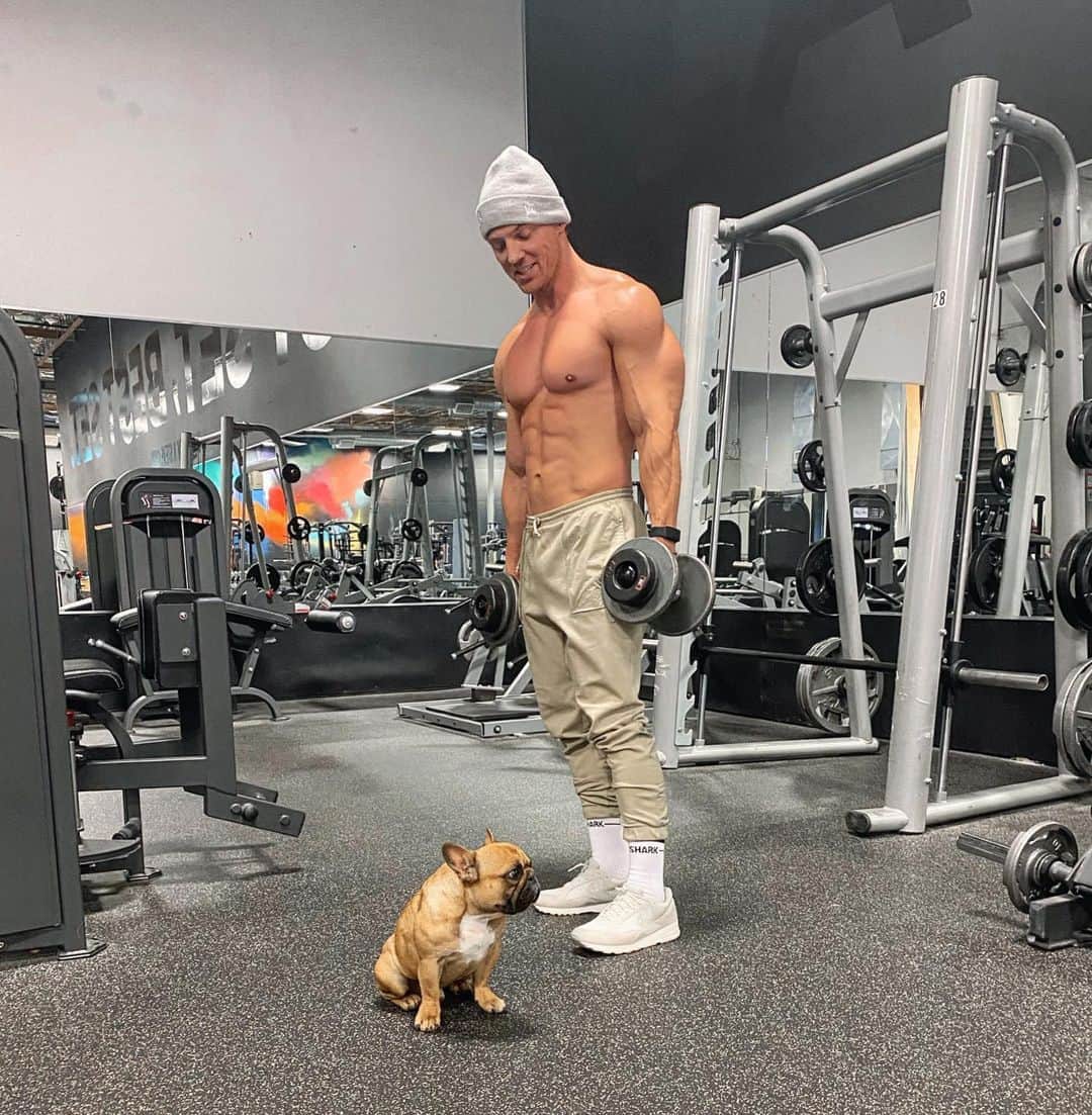 スティーブ・クックのインスタグラム：「First day back in the gym since hurting my back. Taking it easy... my gym partner thinks I’m slacking」