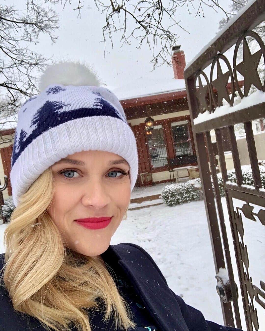 リース・ウィザースプーンのインスタグラム：「Could really use Bernie’s mittens right about now! 🤣」