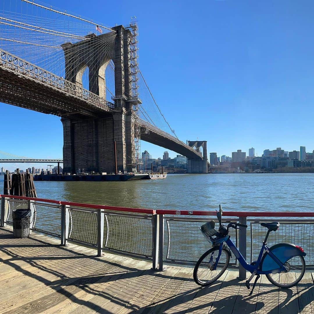 サラ・ラミレスさんのインスタグラム写真 - (サラ・ラミレスInstagram)「Rediscovering a love for bike riding is helping me get through this complex time in our history. Biking through the wild nature of Manhattan is feeling into & embodying my own. Going on adventures over the bridge to Brooklyn & back, invigorated by this freedom that calls me to the other side, sharing the road with beautiful differently abled bodies. I push & glide, reclaiming locations from naughty ghosts past, owning that this is my city too & recalling when I first moved here at 17 in 1993. Feeling the crisp air awaken what is exposed above my mask, reveling in the strength of my powerful long legs & body, thanking the sweat for cleansing me & my mind of what no longer serves my purpose or destiny. I ride these paths humbled & energized by lessons that propel me forward focused on progress, not perfection. I enter the end of this first month of 2021 with more vitality, honesty, curiosity, patience, compassion, moderation, courage, maturity & grace than before. I am alive, well loved, well supported & grateful. May you embrace & embody your own true wild nature, beloved siblings. We continue in our lanes for change & liberation. I believe in us. May this be a year of recovery, repair & transformation as we continue to envisage & build our wildest dreams alongside those who choose to envisage & build with us.   Images: 1: bike in Battery Park next to map of lower Manhattan,lamp post,trees, buildings on a sunny day.   2: bike by the East River next to the Brooklyn Bridge.  3: bike by the East River,brick building in the background that has “YOU GO G RL” painted on it.  4: Sara’s shadow at the bottom of a park’s stone staircase.  5: video of a squirrel gathering leaves,climbing up to its nest & back down.  6: Video,Sara’s pov walking down Bethesda Terrace stairs to Arcade below,musician playing “A Thousand Years” on guitar. Views of Minton tile ceilings.   7: tiny wild birds sitting & fluttering in a tree,singing with the city.   8: wooden stairs in a park leading up a hill to the unknown.   9: a small community in a park practicing Tai Chi in unison.   10: Sara selfie,bundled in coat,hat & mask,all hope & light at the end of a stone arch tunnel.」1月26日 7時20分 - therealsararamirez