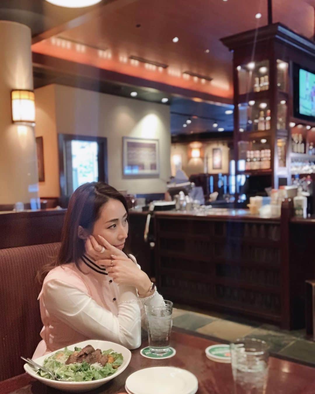 のインスタグラム：「⁑ ここのサラダが好き🥗 上にステーキ乗ってるの♪ この前行ったら緊急事態宣言でお昼も閉まってた〜残念 いつ終わるのかなぁ  #宮田綾子 #ランチ #ランチタイム #アウトバックステーキハウス #outbacksteakhouse #ステーキハウス #ステーキ #ステーキランチ #サラダ #サラダランチ #渋谷グルメ #渋谷ランチ #くいしんぼう #グルメ部 #たべすたぐらむ #shibuya #shibuyatokyo #tokyojapan #retrip_gourmet #過去pic #tb」