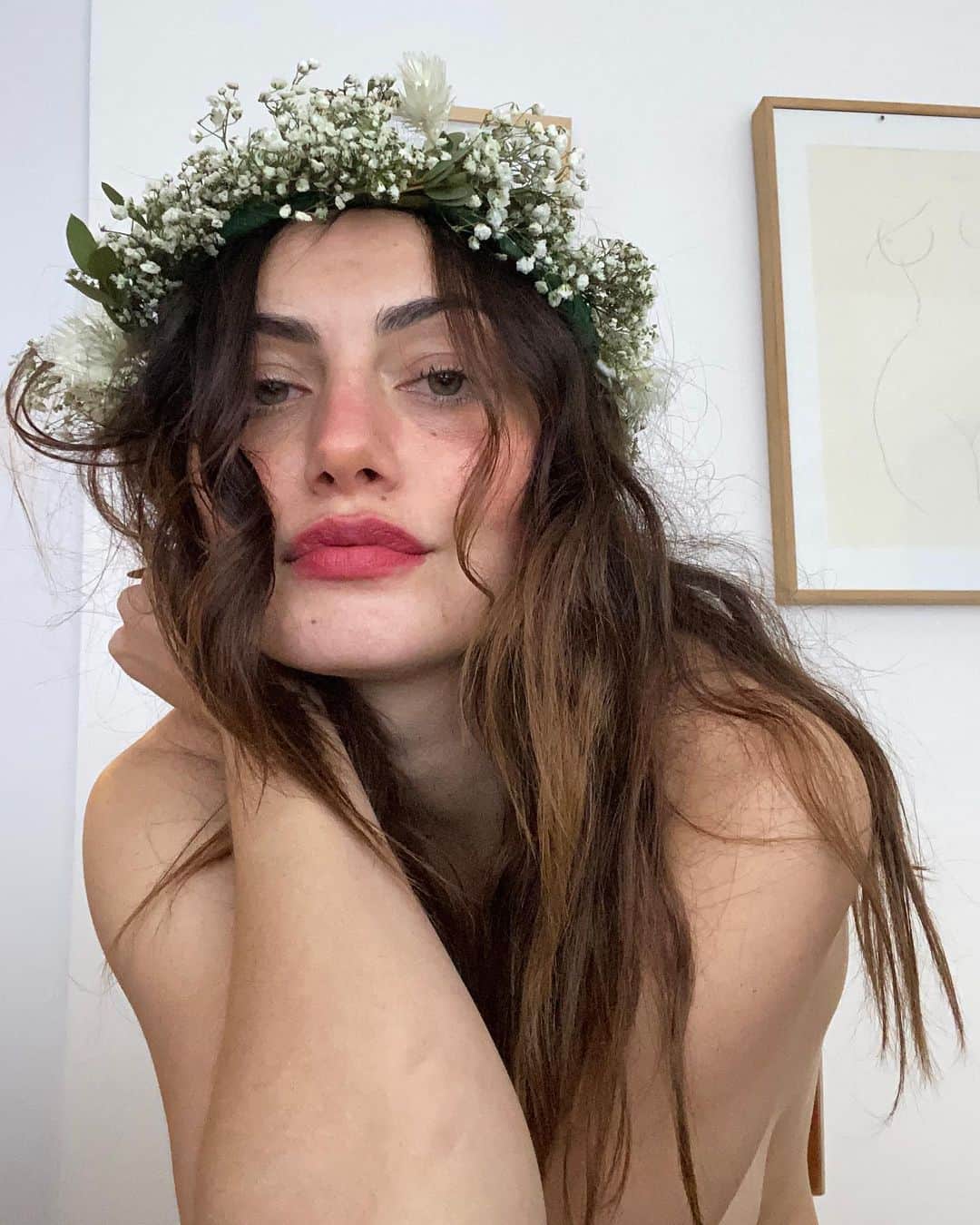 フィービー・トンキンのインスタグラム：「Cannot wait for tomorrow’s SS #chanelhautecouture show 2pm Paris time @chanelofficial and thank you for my new beautiful @chanel.beauty products 💞 I used these three products on clear skin for peak wood nymph @welovecoco」