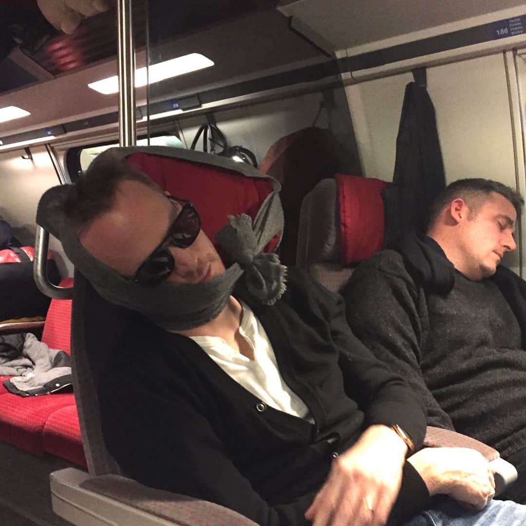 ポール・ベタニーのインスタグラム：「Found this pic of me and @cjswihart passed out on the train to Zermatt in 2015- genius sleep system that I invented there. DO NOT TRY THIS AT HOME!」