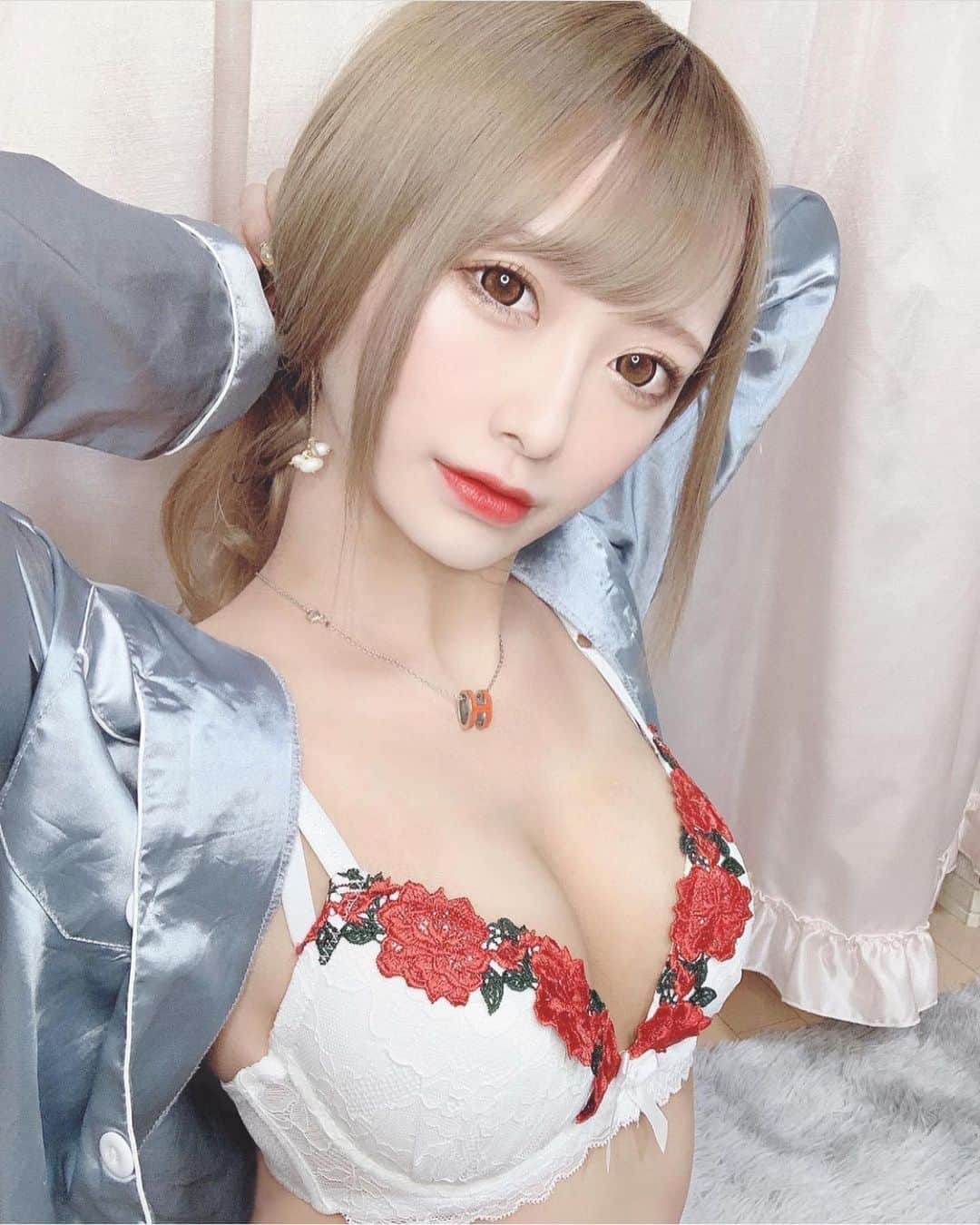 美女JAPANのインスタグラム：「どうも美女JAPANです！✨ ＊ ＊ 今回ご紹介するのはこの方‼️ ＊ ＊ 佐藤くるみさん@kurumilk_sato ＊ ＊ とっても綺麗！🙈💕 こんな綺麗な人滅多にいない！ ＊ ＊ あなたのタイプはどんな方ですか？  #色気 #可愛い #綺麗 #かわいい #写真集 #モデル #美肌 #笑顔 #スタイル抜群 #可愛い #可愛すぎ #会いたい #天使 #美女 #美人 #美しい #清楚 #スタイル #色白 #スタイル抜群 #美脚 #素敵 #カワイイ #応援」