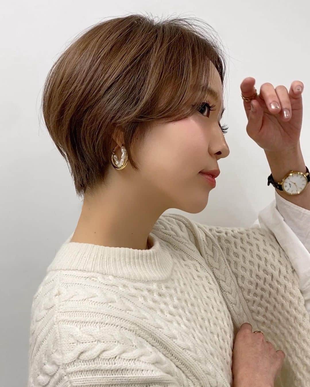 のインスタグラム：「#salonmodel  @air_hasegawa   広がりやすいショートも綺麗にまとめて、女性らしいフォルムにしてくださいました❤︎  以下添付します❤️ 気になる方は長谷川さんにDMしてみてね❣️  ・・・ 素敵なショートヘアを動画で✨  【air-YOKOHAMAでお悩みを改善するショート】﻿ ﻿ お悩みを改善し、扱いやすく、﻿ 楽にスタイリングが決まるショートスタイルを﻿ お客様と一緒につくります。﻿ ﻿ ☑︎髪が広がる﻿ ☑︎髪のボリュームが多い﻿ ☑︎絶壁が気になる﻿ ☑︎襟足が収まらない﻿ こんなお悩みがある方はぜひ！﻿ こだわりのカットでお悩み改善。﻿ ﻿ お悩みや、メニューの相談、質問等は﻿ @air_hasegawa にてDMで受け付けております！﻿ 遠慮なくどうぞ！！﻿ ﻿ 画像は保存してカウンセリングにご利用下さい。﻿ ﻿ 【感染防止策として】﻿ ・マスク着用でのご来店のお願いをしております。﻿ ・スタッフのマスク着用と、検温等による健康管理﻿ ・来店時の手指消毒と、入店時の靴裏の除菌。﻿ ・ドリンクサービスの停止﻿ ・換気、予約の制限﻿ ﻿ 出来る対策はとらせて頂いてますので、﻿ 予約の際、WEBや電話等で確認させて頂いておりますのでよろしくお願い致します。﻿ ﻿ ﻿ 担当　stylist 長谷川裕哉﻿ 〒220-0011﻿ 神奈川県横浜市西区高島2-18-1 そごう横浜店地下1　ビューティーサロン﻿ 定休日：なし （air会社行事の際お休みを頂きます。）﻿ 営業時間：10:00～20:00﻿ TEL:045-548-4646﻿ ﻿ お得な予約はプロフィールURLからぜひ！﻿ ﻿ ﻿ ﻿ #ショート #ショートボブ #ショートスタイル﻿ #ショートヘア #ハンサムショート ﻿ #マッシュショート #ショートカット﻿ #ボブ #ボブスタイル #ミニボブ﻿ #そとはねボブ #外ハネ #外ハネボブ﻿ #切りっぱなしボブ #前髪 #前髪カット﻿ #ヘアスタイル #小顔カット #似合わせカット﻿ #前下がりショート #前下がりボブ﻿ #30代ヘアスタイル #20代ヘアスタイル﻿ #横浜 #yokohama #そごう横浜﻿ #横浜美容室 #横浜ショート #横浜ボブ﻿ ﻿」