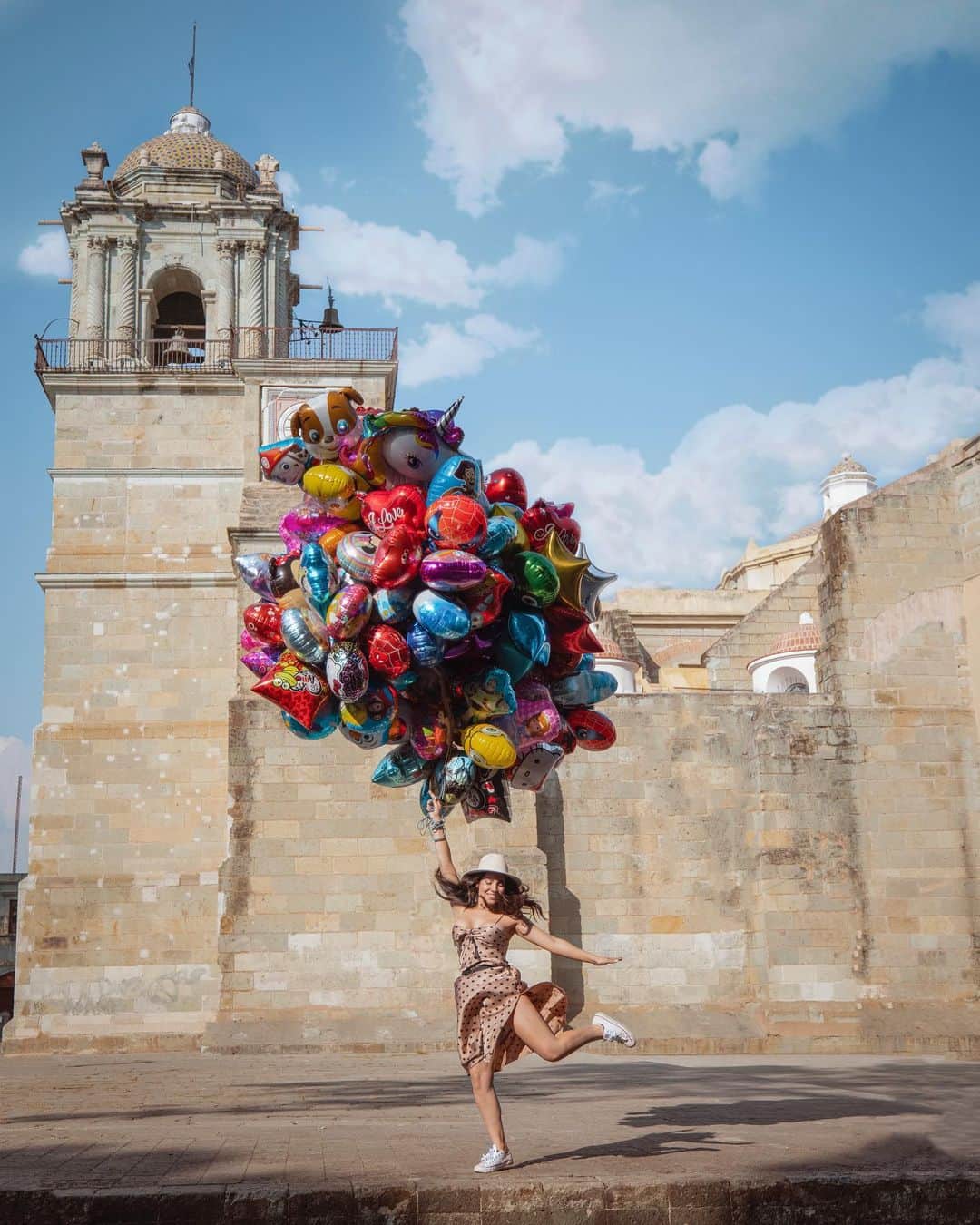 Katy Esquivelのインスタグラム：「Memorias de Oaxaca 🎈  Me enamoré de todo lo que conocí durante mi road trip por México y Oaxaca no fue la excepción! Su gente, su comida, los paisajes tan bonitos y los atardeceres 😍 Qué foto te gustó más?  Shot by @markharrison4」