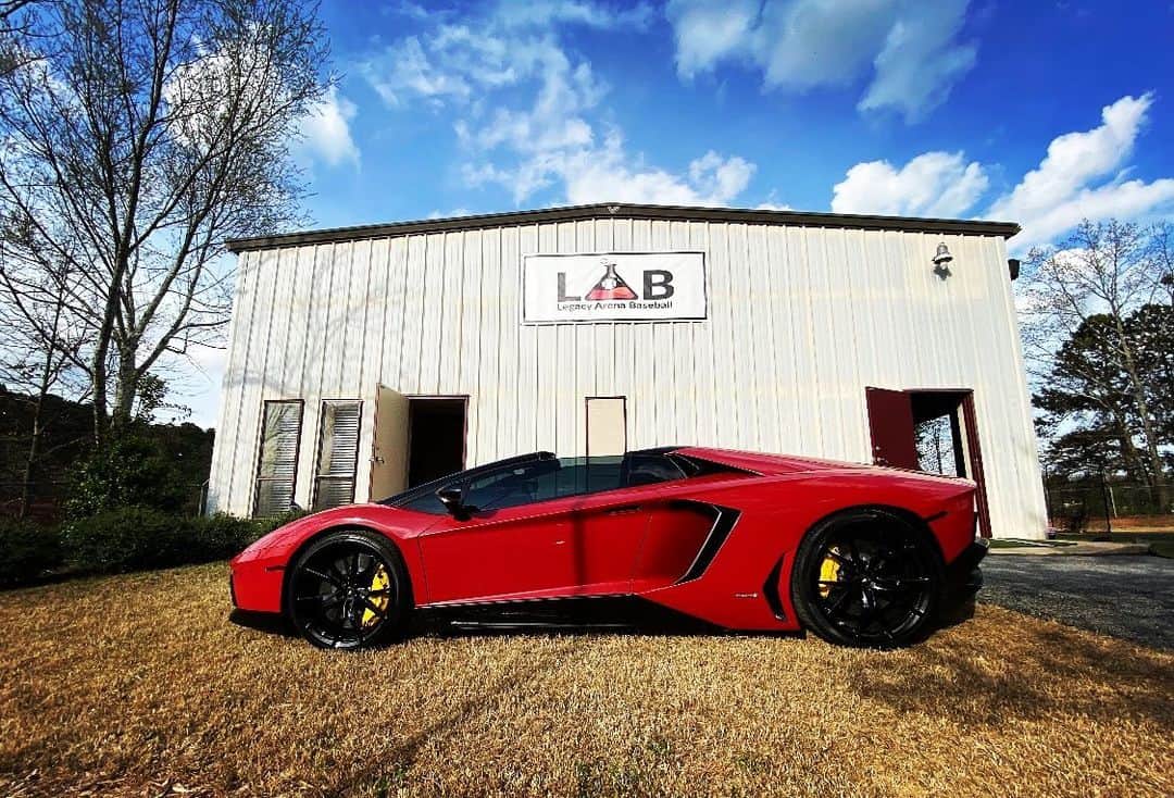 ブランドン・フィリップスのインスタグラム：「🎶That red Lambo' outside for when I'm played in the sun🎶 #HighOffLife  #MondayMotivation  #Apollonia  ~B£P🤷🏾‍♂️」