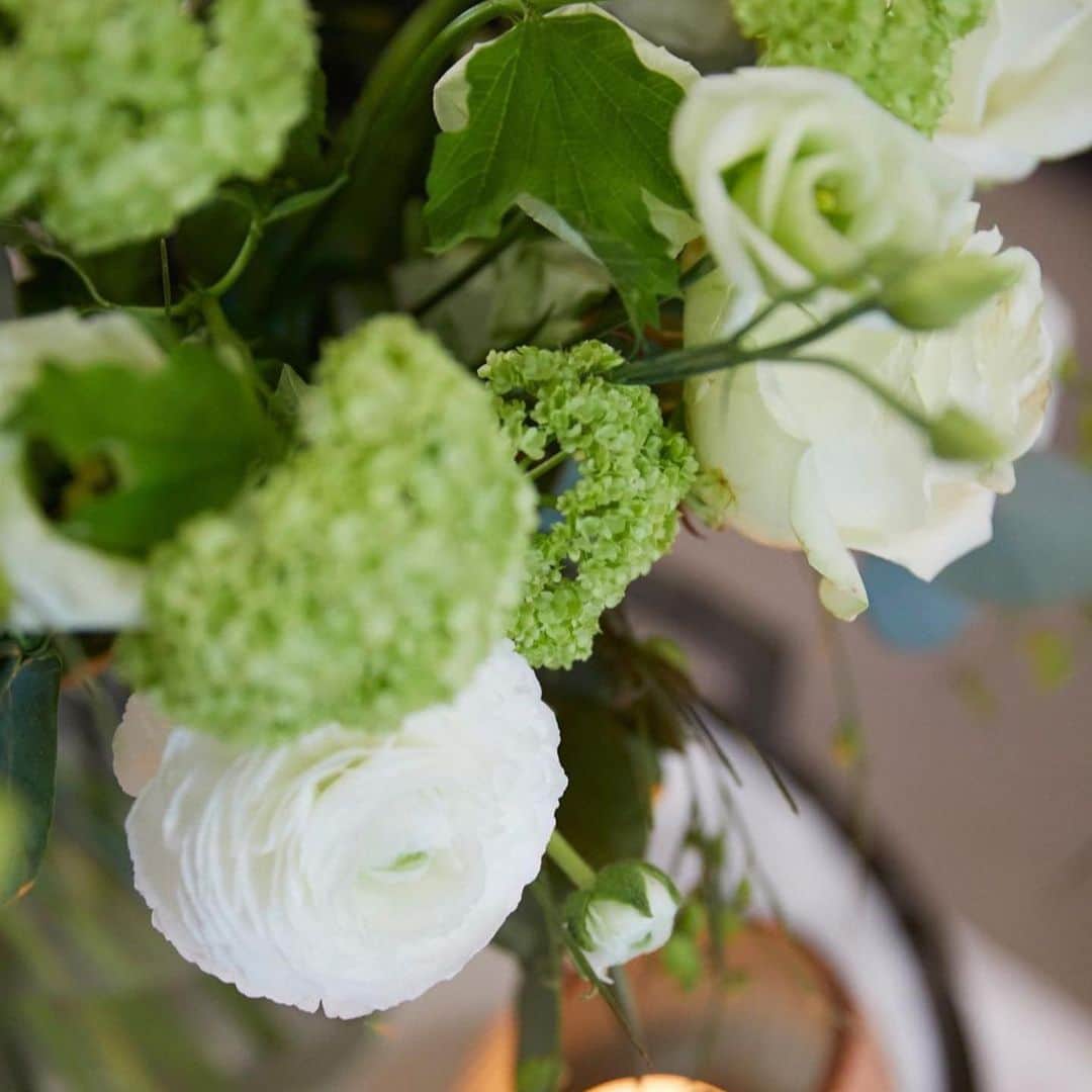 ヒロコグレースのインスタグラム：「ついつい私達は、﻿ 目先にあるやれることを﻿ 仕事にしてしまうことがある。﻿ ﻿ ﻿ 何年か続けると、﻿ 訪れる違和感。﻿ ﻿ ﻿ それは、軌道修正のタイミングの﻿ サインかもしれない。﻿ ﻿ ﻿ 人生は、流れに逆らわず、﻿ 流れを止めず、﻿ 流れに乗った方が上手くいく。﻿ ﻿ ﻿ サインに気がつき、﻿ 過去の成功体験への執着を捨て、﻿ 大きく舵を切る。﻿ ﻿ ﻿ 過去の積み上げがあるから出来ること。﻿ ﻿ ﻿ 軌道修正こそが、﻿ 自分を行きたい場所に連れていってくれる。﻿ ﻿ ﻿ 思い切って動き出そう。﻿ 自分の未来のために。﻿ 怖さを超えたところにしか、﻿ 見えない世界があるよっ﻿ ﻿ ﻿ 私も軌道修正だらけの人生を歩んでいます。﻿ でも軌道修正したこと、﻿ 一度も後悔していません。﻿ ﻿ ﻿ 逆にあの時軌道修正しなければ、﻿ 今の自分がいないと思うと、﻿ ぞっとするかも(ﾟoﾟ;;﻿ ﻿  📷 @elledesigninterior  --------------﻿ ﻿ ＜ビジネス講座＞﻿ ■ b-school（裏講座）﻿  パーソナルブランディング ﻿ ・2021年3月スタート﻿ 　7期週末クラス(先行募集予定)﻿ ﻿ *募集開始前に満席になる講座^^;﻿  裏講座のためHP掲載がありません。﻿  先行募集開催前にお席を抑えたい方は﻿  DMくだださい。﻿ ﻿ ・2021年1月スタート﻿ 　4期平日クラス(満席)﻿ 　5期週末クラス(満席)﻿ 　6期大阪平日クラス(満席)﻿ 　﻿ ﻿ ﻿ ■ VIPプライベート・プロデュース﻿ 個々のニーズに合わせてプロデュース内容を﻿ カスタマイズ。﻿ ・パーソナルブランディング・プロデュース﻿ ・リブランディング・プロデュース﻿ 【2月満席です♡】﻿ ﻿ ﻿ ﻿ ■ b lab ﻿  ・2/10開催予定﻿ 招待制﻿ ﻿ ﻿ •••••﻿ ﻿ ＜パートナーシップ講座＞﻿ ■ ウーマンDiploma class﻿ ・27期 202年4月 週末クラス(募集予定)﻿ ・26期 2021年1月 週末クラス(キャンセル待ち)﻿ ・25期 2020年9月 週末クラス(満席)﻿ ・24期 2020年9月 平日クラス(満席)﻿ *HPより募集します。﻿ 募集開始前に席を押さえたい方は、﻿ DMください♡﻿ ﻿ ■ DiplomaVIP﻿ ・2021年スタート先行募集開始予定﻿ ﻿ ■ ウーマンDiploma卒業生向け﻿ ・14期 2021年3月 Masterクラス(残席わずか)﻿ ・4期2021年 5月開講 スキルアップ（未定）﻿ ﻿ ﻿ •••••﻿ ﻿ ＜個人セッション＞﻿ ■ メンタープログラム(満席)﻿ 卒業生待ちはDMください。﻿ ﻿ •••••﻿ ﻿ ＜オンラインサロン＞﻿  Grace サロン﻿ @hirokograce プロフURLより﻿ ﻿ ﻿ •••••﻿ ﻿ 著書：﻿ 夫を最強のパートナーにする方法（大和書房）﻿ やめたら幸せになる妻の習慣（Wave 出版）﻿ 愛され妻の習慣（Wave 出版）﻿ ﻿ ▶︎ ブックアカウント ﻿ hirokograce_books ﻿ ﻿ #ブランディング #自分磨き #起業女子 #コーチング #パートナーシップ #海外インテリア#海外インテリアに憧れる #洗練 #センス #自信をつける #自分軸で生きる #コミュニケーション #会話術 #ワーママ #ライフスタイル #ニューヨーク #ロス #プロデュース #女性経営者 # 海外ファッション #夫婦 #ママ #海外移住 #フラワーアレンジメント #自分ブランディング﻿ ﻿ ﻿」