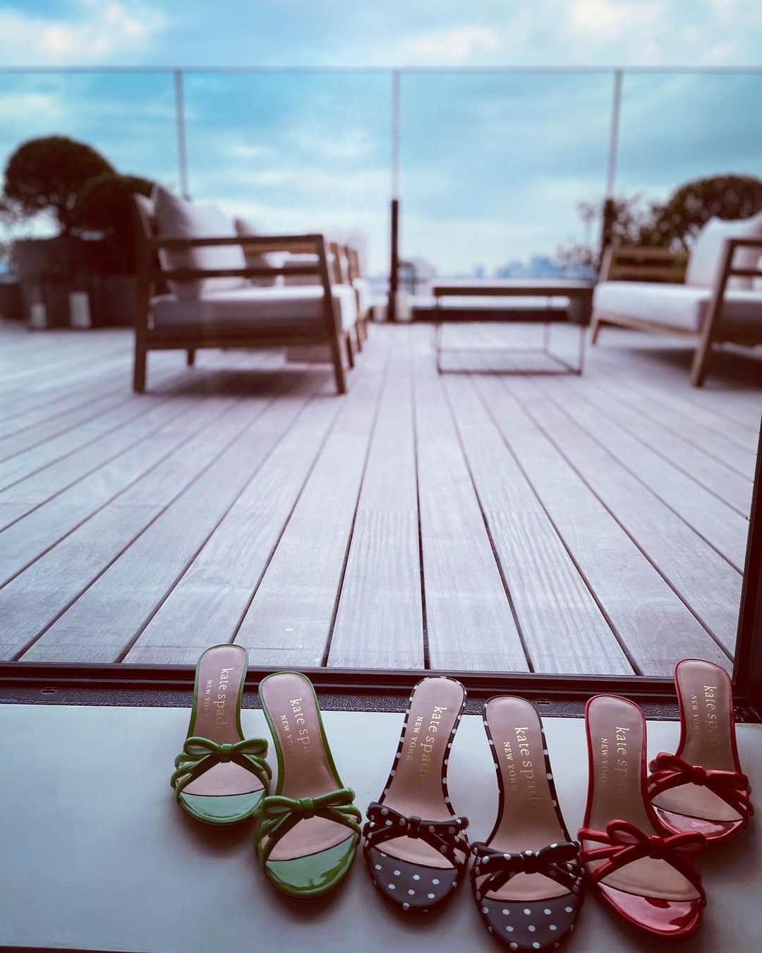 のインスタグラム：「@katespadejapan  ミュールにときめきました✨ 全色欲しい😭 @editionhotels  @toranomonedition  のテラスつきのお部屋にも ドキドキ💓 贅沢を夢見るのも👍」