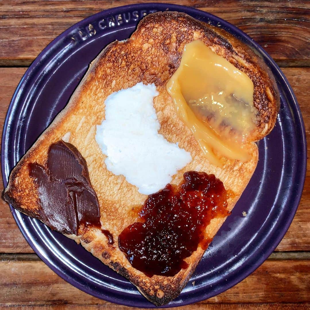 池内万作さんのインスタグラム写真 - (池内万作Instagram)「朝ごはん。 トーストにカプチーノ。 さて、そろそろゴミ捨てに行かないとな。 #イケウチの単独飯」1月26日 7時54分 - mandeshita