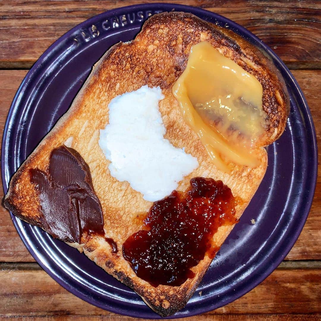池内万作のインスタグラム：「朝ごはん。 トーストにカプチーノ。 さて、そろそろゴミ捨てに行かないとな。 #イケウチの単独飯」
