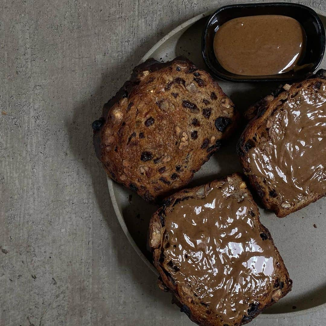 ローラさんのインスタグラム写真 - (ローラInstagram)「Organic dried fruits nut bread + Almond cinnamon butter ☕️🧈🤤」1月26日 7時56分 - rolaofficial