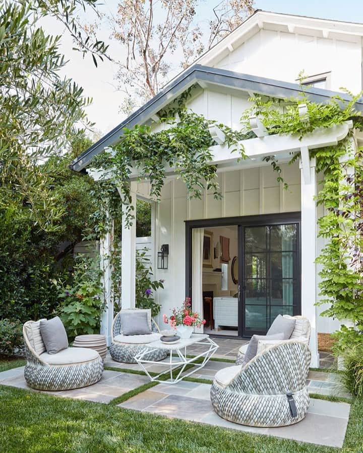 ELLE DECORさんのインスタグラム写真 - (ELLE DECORInstagram)「In this farmhouse-style Santa Monica home, designer Natasha Baradaran (@natashabaradaran) makes the combination of Bohemian and Art Deco work well together, with an emphasis on laid-back luxury. Just off the living room, a patio is furnished with @dedon_official outdoor lounge chairs and a cocktail table by Baradaran. Click the link in bio to take a look inside. Written by @bebehoworth, photography by @rogerdaviesphotography.」1月26日 8時00分 - elledecor