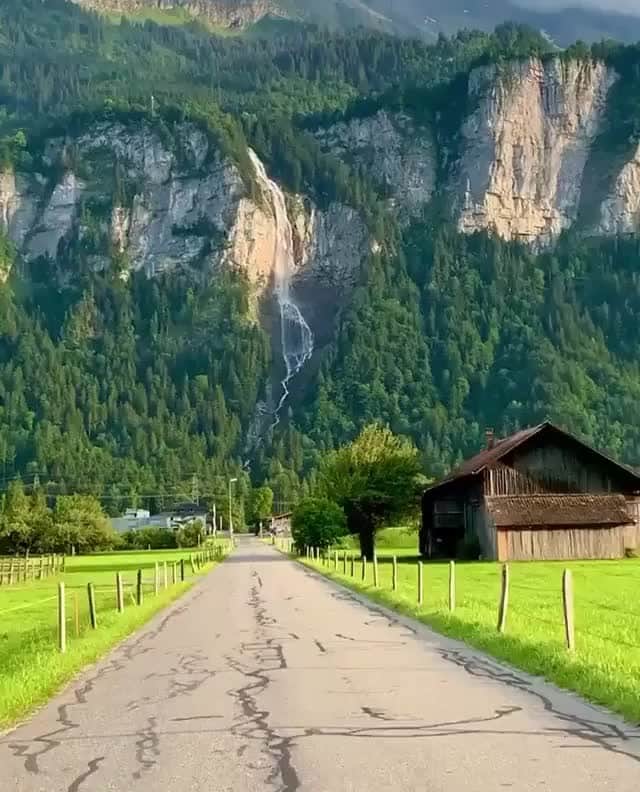 2.8 Milllon CAKESTERS!のインスタグラム：「Follow @top_luxuries and explore amazing locations and luxuries from around the world!⁠ .⁠ .⁠ Good morning from sunny ☀️ Switzerland 🇨🇭 video by @sennarelax」