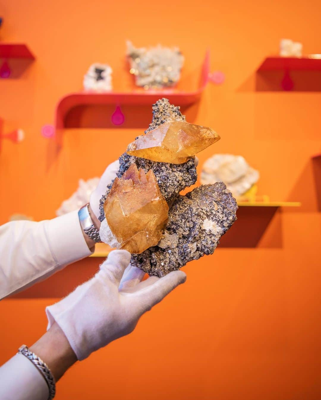 サザビーズさんのインスタグラム写真 - (サザビーズInstagram)「Regram @sothebysjewels : The beautiful minerals that collector Hester Diamond proudly displayed in her home offer insight into her passion for beauty in all its varied forms. Her collection offers a rare opportunity to experience natural wonders sourced from over a century of important discoveries across the globe. This exceptional selection features specimens from some of the most well-known and sought-after historic sources, ranging from rhodochrosite and smoky quartz with amazonite from the famed Colorado localities, to a large Colombian emerald crystal, numerous rare quartzes, calcites and azurites from noted discoveries, several polychrome tourmalines, and a wide variety of pyrite crystal forms amongst others. Click the link in bio to learn more about Hester’s extensive mineral collection, many of which are offered without reserve in our online sale open for bidding through 29 January. #minerals #crystals #SothebysJewels」1月26日 8時04分 - sothebys