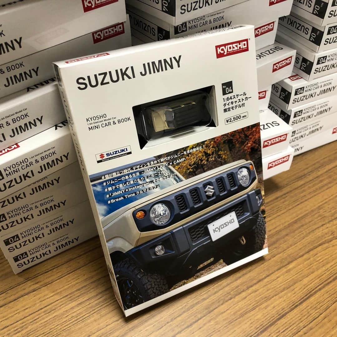 kyosho_official_minicar toysさんのインスタグラム写真 - (kyosho_official_minicar toysInstagram)「. KYOSHO MINI CAR & BOOK No.4 SUZUKI JIMNY 第4号はファミリーマートで本日よりより発売! （店舗により発売日が異なる場合があり、お取り扱いがない場合がございます。）  詳しくはプロフィール欄のURLより Japan Market Only  1:64 Diecast Model SUZUKI JIMNY  #kyosho #kyoshodiecast #kyoshominicarbook #suzuki #jimny #jb64 #bfgoodrich #allterrain #jdm #outdoor #camp #京商 #ファミリーマート #コンビニ #スズキ #スズキジムニー #新型ジムニー #ジムニーのある生活 #ジムニーのある風景 #ジムニーライフ #ラブジムニー #ジムニー乗り #アウトドア #キャンプ #ミニカー #京商ミニカーブック #ミニカーコレクション www.kyosho.com」1月26日 8時04分 - kyosho_official_minicar_toys