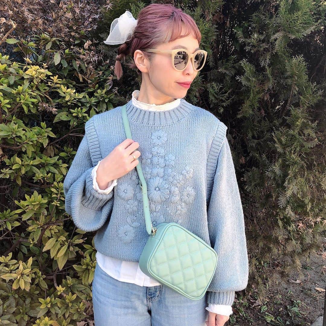 のインスタグラム：「． ★#ママコーデ ★  春#コーデ 🌸  #gu の#新作商品   @gu_for_all_   ✔︎ Wキルティングミニショルダー バッグ（1,990円）  ■商品番号 330395　  小さく見えて大容量だから 荷物の多い人でも安心だよー✨  今年らしいカラーレザーも プチプラでチャレンジしやすい💚  私はこのミントカラーに一目惚れしてしまった😍 可愛いすぎるし春っぽいよね🌸  この#bag と一緒に早く お出かけしたいなー😆  #gu_for_all #GUstyle#ジーユー #gupr#gu #カラーバッグ#春コーデ  #キルティングミニショルダーバッグ #キルティング#プチプラコーデ  #プチプラ#プチプラ高見えコーデ  #プチプラファッション  #プチプラ部 #プチプラママコーデ  #プチプラ雑貨 #pr #ミントグリーン #ジーユーコーデ  #ジーユー新作 #ジーユー女子  #guコーデ #guコーデ部」