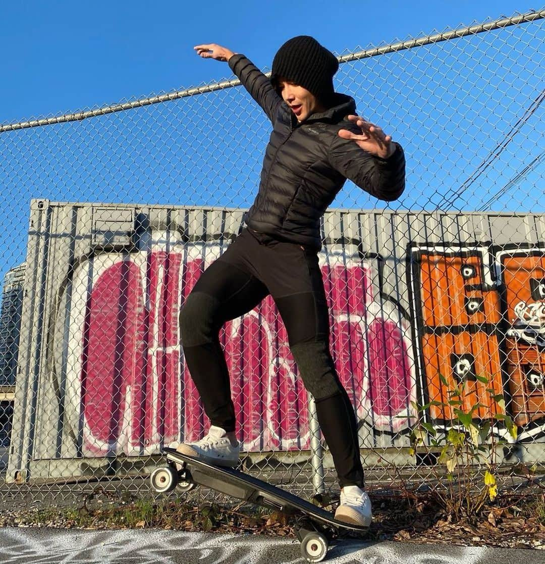 ルーディ・リンのインスタグラム：「Switching things up with a kick flip Monday.   The problem with being a skater is my teachers thought I was skipping class because I was board.  The truth is, I was wheely sick and just needed some air!  Hit me with Ollie your best puns! We’re on a roll! #BoostedBoards #skaterboi #ollie #vancouverisawesome  📸: @1upjade」