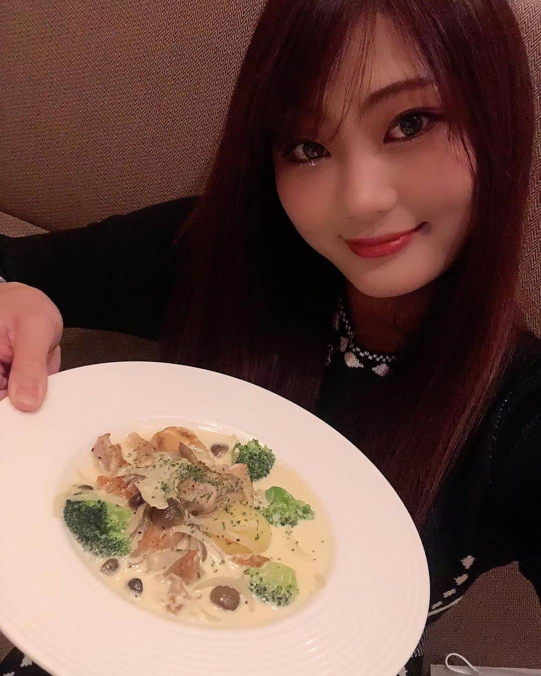さやかさんのインスタグラム写真 - (さやかInstagram)「1年ぶり🎄🎅🧑‍🎄🤶🙌 わーい✨めちゃこのメニューおすすめします💕💗🧏‍♀️ナスのグラタン好き💗 12月はあっちゃんの birthdayお祝いしていただき本当にありがとうございました💓💕💗感謝いっぱいの birthdayになったよ🌷🌷🌷🌷🌷🌷🌷🌷🌷🌷🌷🌷🌷 配信にも来てくれてありがとー♥️ thank youです😭🙌✨💓 皆様から暖かいギフトをいただきまして 改めて本当にありがとうございます😭✨ 🌸🌸🌸🌸🌸🌸🌸🌸🌸🌸🌸🌸🌸 1月こそイチナナLive配信ちゃんと頑張りまーす‼︎‼︎ 皆様に毎日smile〜😚♥️届けられる様に 💕💗張り切って頑張りまーす🙌✨😭 ☺️なんだかんだ言って、私が1番〜 皆様に配信で元気頂いてます♪😙ﾍﾍ 🌼🌼🌼🌼🌼🌼🌼🌼🌼🌼🌼🌼🌼 いつもありがと〜って言えて 幸せな気分にさせて頂いているのは 私だぁ☺️😂💓💗🙌笑笑 💕🐝🌻☺️🌼🌈🤍エランドール🎷ＰＭ8:00-ＡＭ1:00です🚨ｴﾗﾝﾄﾞｰﾙ＆ﾀｰｹﾞｯﾄにも是非遊びに来てください〜✌️🐰💕🌻 　1月はエランドール《あさみさん》の お誕生日 ✨birthday月です1.11.です💛次の日は😳😳✨《わかなちゃんの》 birthdayです💗💕お祝いラッシュLUSHでーす！！✨おめでとう🎉💗ﾍﾍ 来てくれるだけで♥️ありがとー！！！！♥️ 素敵な birthdayになったよ✨💕😚感謝いっぱいです♥️ 👆ちなみにｴﾗﾝﾄﾞｰﾙが本業です✨ さやかは話すことがめちゃめちゃ大好き💕 なんだなぁってここ最近凄く感じてます‼︎ 毎日初めての出逢いにワクワク🎉ドキドキ💓 毎日オシャレして可愛いメンバーちゃんと一緒に元気に皆様のご来店をお待ちしております‼︎ さやか→🥸Instagram🍑📷♡https://www.instagram.com/ssayaka0904/ も🙌✨🎉1.8万人✨🙌なりました🙌 皆様チェックして頂き本当にありがとうございます☺️💕💗💓嬉しい😆thank you〜 改めて本当にありがとうございます😭✨ ♥️♥️♥️🎉♥️♥️♥️🎉♥️♥️♥️🎉♥️♥️♥️ 今後とも宜しくお願い致します🥺。 ⚠️イチナナLIVEアプリ⚠️ダウンロード無料です 《さやか０９０４》🐝検索 ⚠️毎朝6時から6時45分までやってます🐼🐼 😚もし良かったら毎朝待ってますよー！！☺️ #帯広エランドール #帯広E'lan d'or#帯広ラウンジ #帯広スナック#帯広snack #帯広 #十勝帯広 #帯広飲み屋 #帯広写真 #帯広ローヤルプラザビル #北海道 #帯広可愛い #帯広ホステス #帯広飲み放題 #帯広アルバイト募集#帯広アルバイト#帯広求人 #帯広おすすめ #帯広女の子#帯広バイト募集 #帯広オシャレ#帯広グルメ#帯広看板娘#帯広ダンス#帯広オフィスK#帯広祭り#帯広コスプレ#帯広イベント#帯広ターゲット」1月26日 8時10分 - sa0904ya