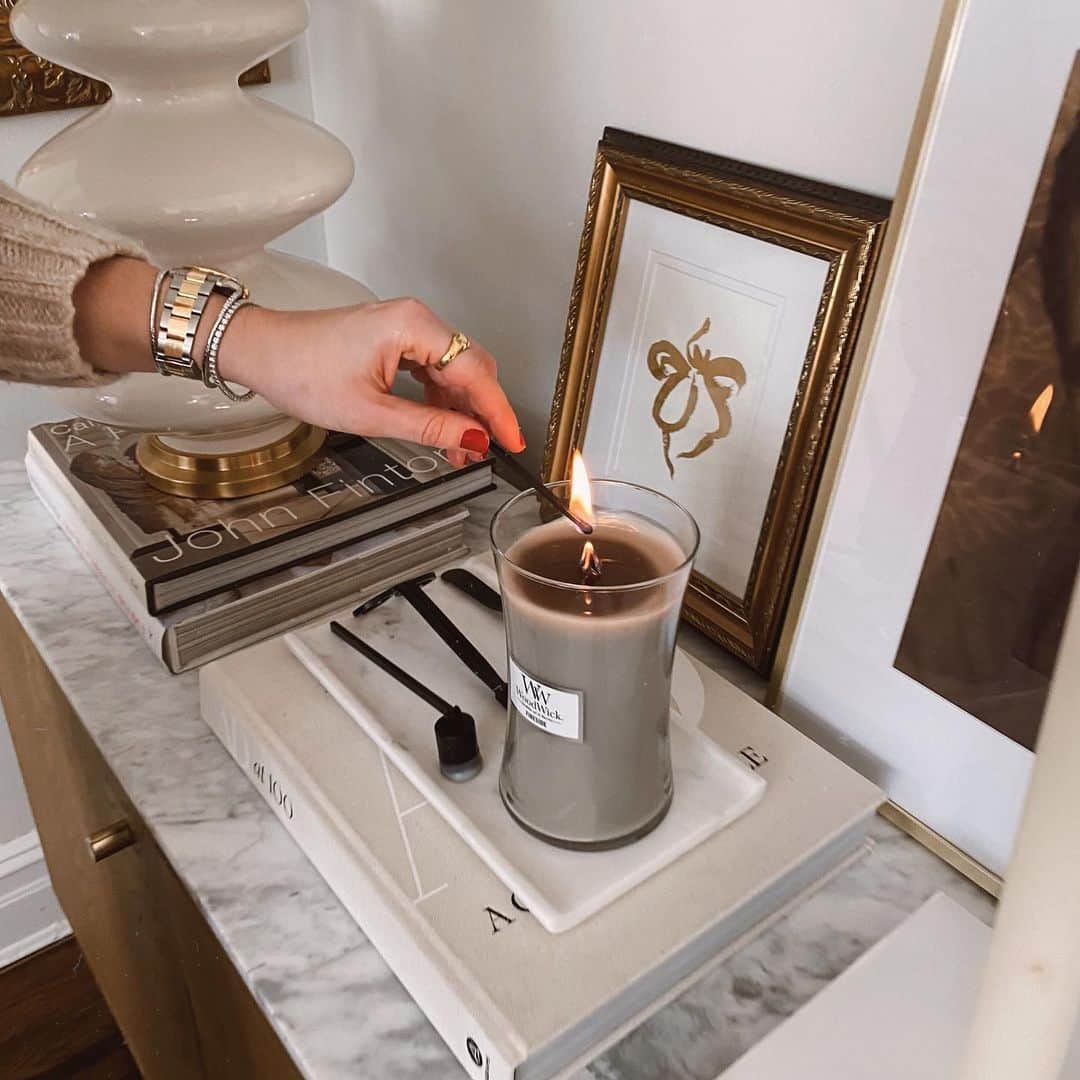 Helena Glazer Hodneのインスタグラム：「Organizing, rearranging and moving things around. A New Year always motivates me to freshen things up! I moved my coffee table books around, lit my new @woodwick_candles in Fireside and layered some home accessories. This area has become one of my favorite spots in our home. #WoodWickPartner #sponsored」