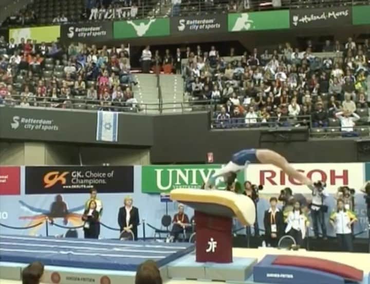 ジャジ・バルボサのインスタグラム：「JB #vault #2010 #gymnastics #gymlife 💙💛💚 @cbginastica @timebrasil @timeflamengo @caixa」
