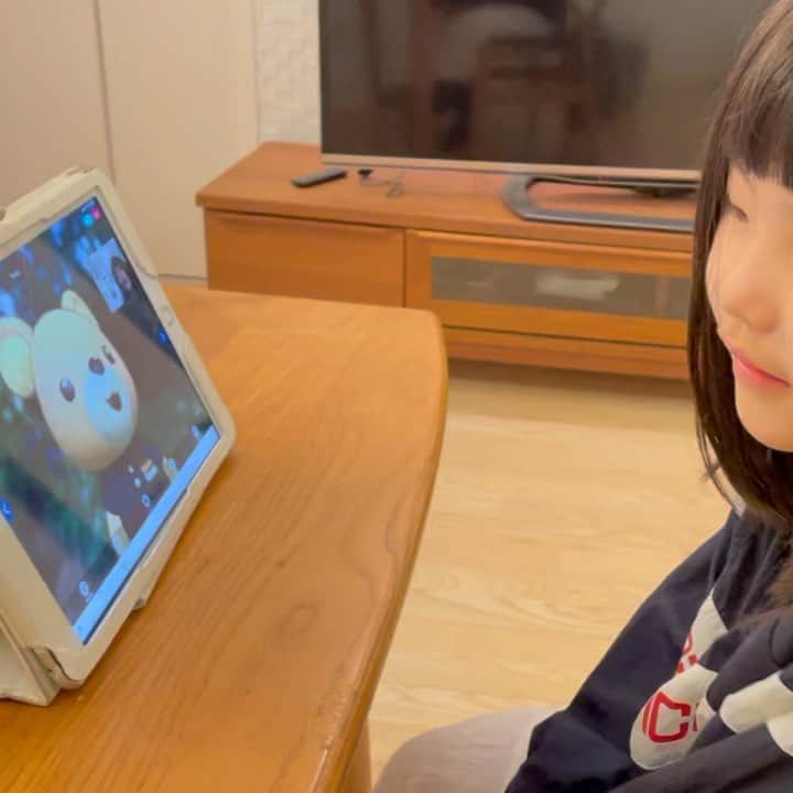 mocchiのインスタグラム：「こんにちは🌞  オンライン英会話のネイティブキャンプ！ @nativecamp   英語が初めての子供も楽しく勉強出来るシステムになってて、24時間いつでも好きな時間にレッスンを受講出来るよ♥️  まずは次女！ 英語レッスンは保育園でたまにお遊びでやるだけで英語超初心者🤭  分かりやすいテキストと一緒にTeddyってクマのキャラクターと一緒に英語レッスンを楽しんでたよ♥️  テキストもLETSBEGINっていう、英語教材だからしっかり学べて本当に良かった✨  最初の7日間無料でお試し出来るから、子供に英会話を習わせてみたいって思ってるけど どんなレッスンか分からないし子供がやりたがるか不安って人はいいよね✨  気になる人方はストーリーから飛べるようにしたから、見てみてね♥️  #ネイティブキャンプ #オンライン英会話 #英会話レッスン #オンラインレッスン #英会話  #英会話勉強中 #英会話初心者 #英語やり直し #英語ペラペラになりたい #英語好きな人と繋がりたい #インスタ英語 #おうち英語 #英語の勉強 #英語学習 #留学 #海外留学 #留学生活 #語学留学 #留学準備」