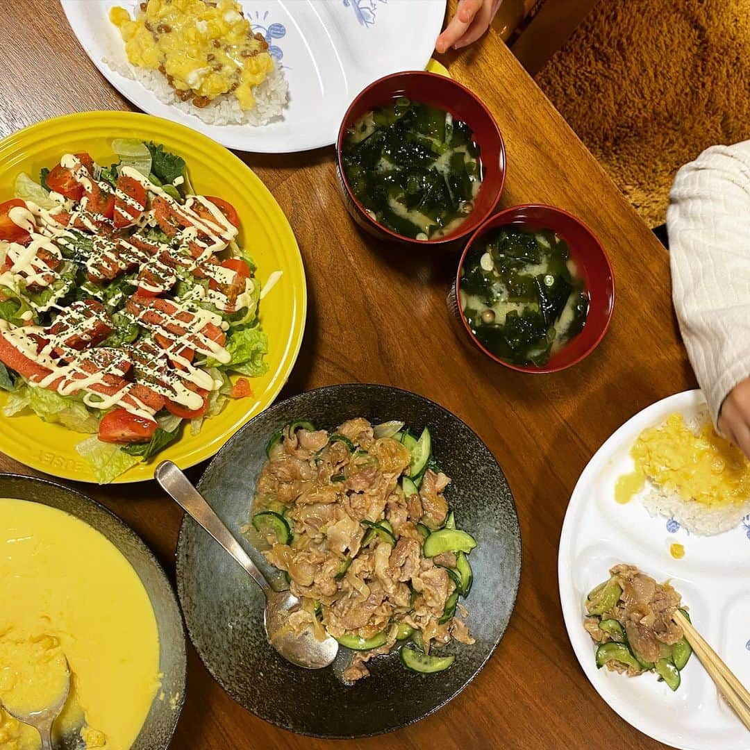 西山茉希さんのインスタグラム写真 - (西山茉希Instagram)「豚肉ときゅうりの組み合わせが好きです。  #西山食堂 #我が家の生姜焼き （ネギニンニクしょうがチューブとお酒、めんつゆで揉み込んでおく豚肉さん→片栗粉を振りかけてもみこむと焼いても柔らかいお肉でいてくれます→胡麻油で玉ねぎ炒めてお肉投入→お醤油プラス→きゅうりを加えて仕上げ炒め） #明太マヨサラダ #表面半熟だったコーン茶碗蒸し（それもまたよし） #しめじとわかめのお味噌汁 #炊きたて新潟白米  我が家は茶碗蒸しが丼と化す。  #わかるよその気持ち #ママも好きだった #ぐんもです」1月26日 8時31分 - maki.nshiyama50