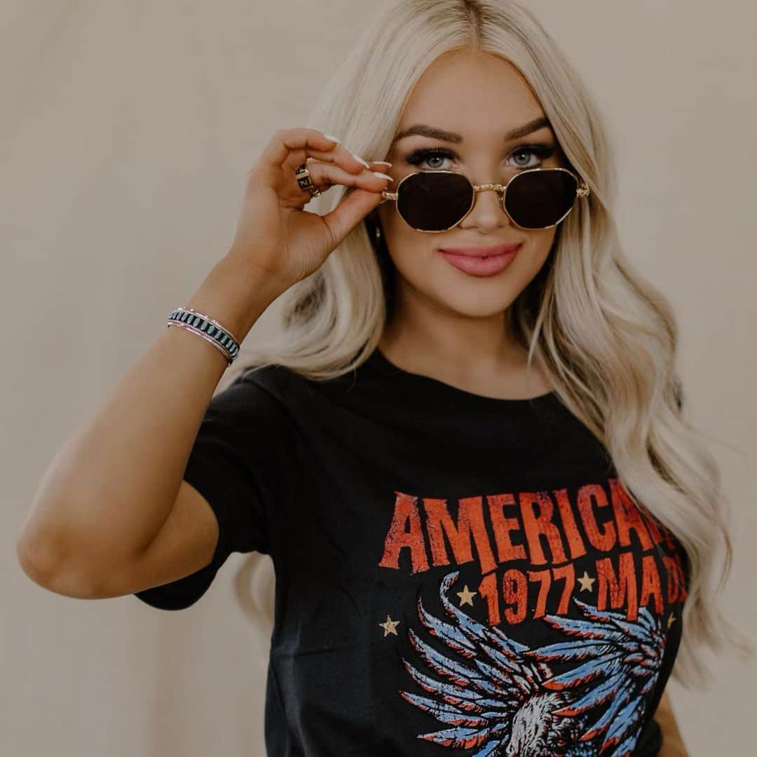 プリンス ピーターのインスタグラム：「oH hEy! 🕶💥 You can find this T at @vintageleopard. Give them a follow and shop away! • • • #vintage #vintagestyle #vintagetshirt #anericana #PeterPrinceCollection #retro #retroaesthetic」