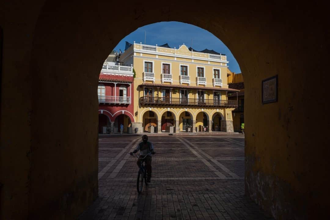 National Geographic Travelさんのインスタグラム写真 - (National Geographic TravelInstagram)「Photo by @juancristobalcobo / The city of Cartagena is a major tourist attraction in Colombia. Its streets are usually bustling with people from all over the world, but since the start of the pandemic and the subsequent lockdowns, it has seen a decline in the number of visitors. Only a few locals have been venturing out, giving it a strange but at the same time delightful feeling. #cartagena #colombia #juancristobalcobo」1月26日 8時35分 - natgeotravel