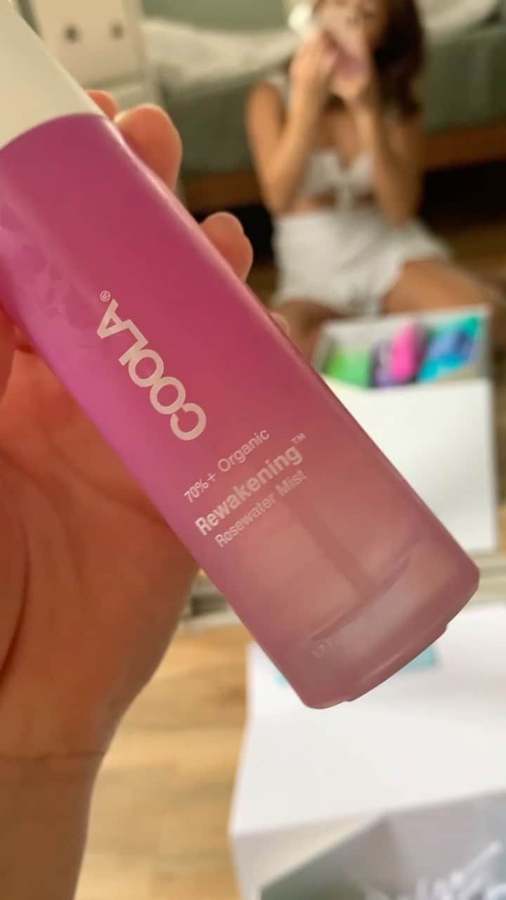 アリッサ ウーテンのインスタグラム：「#unboxing @revolvebeauty @coola new Organic Skin Care Line.  I’ve actually been really interested in skin care lately, since my skins been acting out of sorts, so I’m looking forward to giving everything a go! I am definitely a sucker for packaging, and I love this packaging!  Loving all the little details, makes it so much more fun opening everything up!  #revolve #revolvebeauty #coola #coolaskincare」