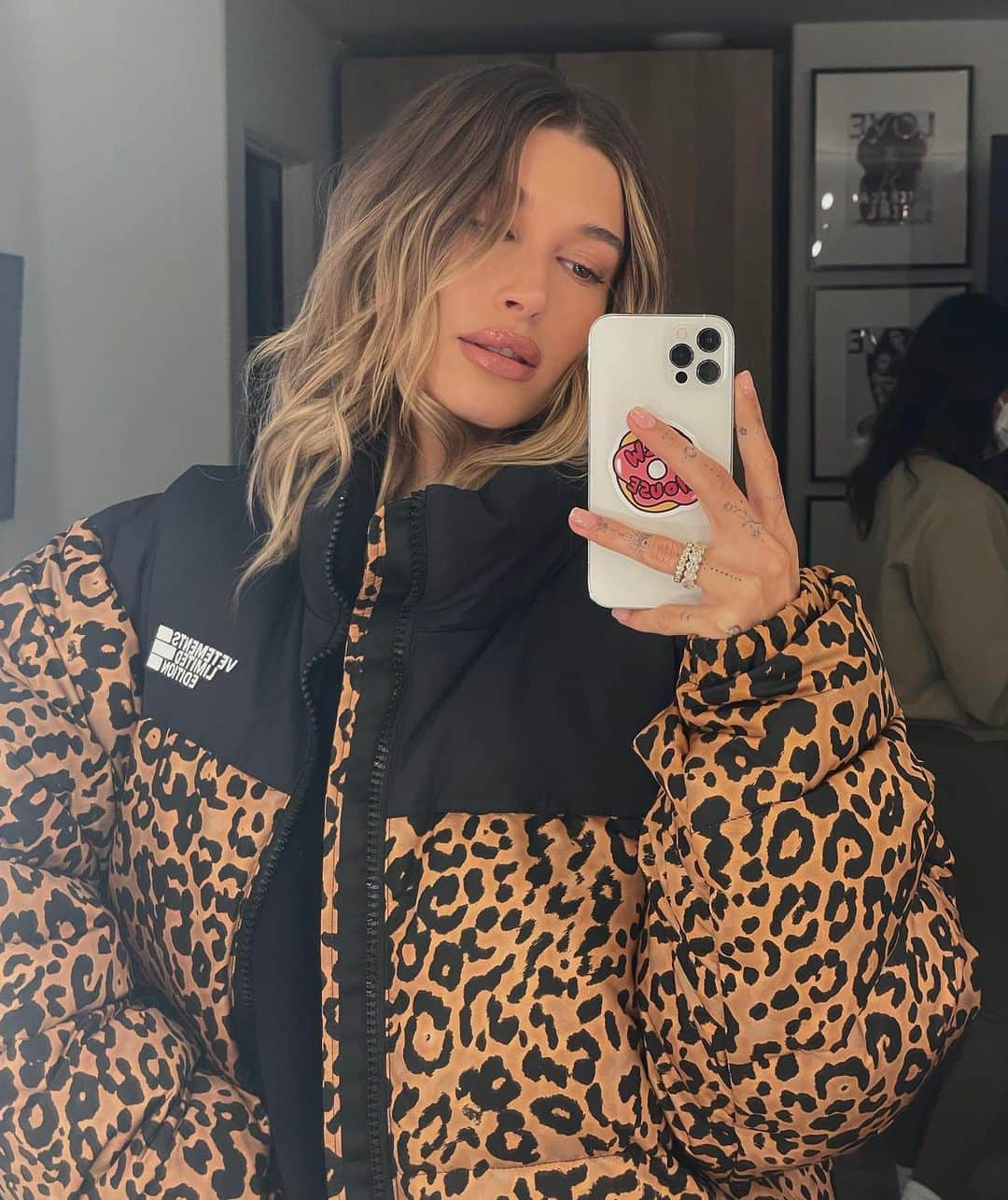 JEN ATKINさんのインスタグラム写真 - (JEN ATKINInstagram)「Cozy vibes n cozy vibes only @haileybieber ☁️⛄️ @dendoll @stylememaeve #jenatkinhair」1月26日 8時37分 - jenatkinhair