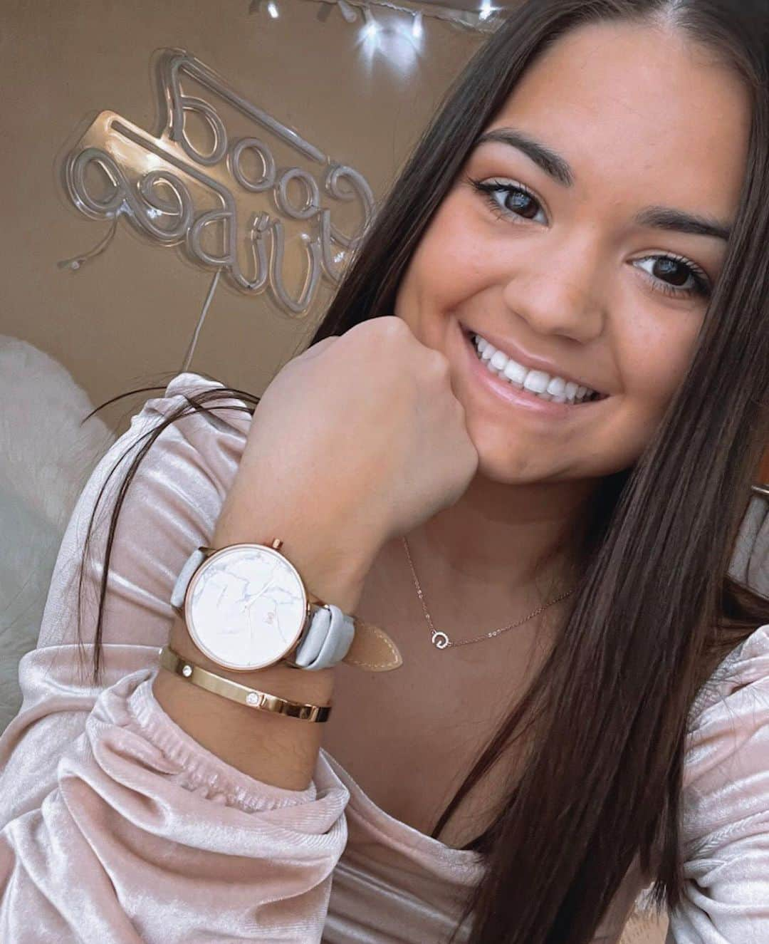 ガビ・シュールのインスタグラム：「Happy Monday!! 🤍  Still looking for the perfect Valentine’s Day gift? Go checkout @mvmtforher ! They have a great selection of watches, jewelry, and more!  Use my discount code: GABISHULL15 to get 15% off!! (Link in Bio) #jointhemvmt」