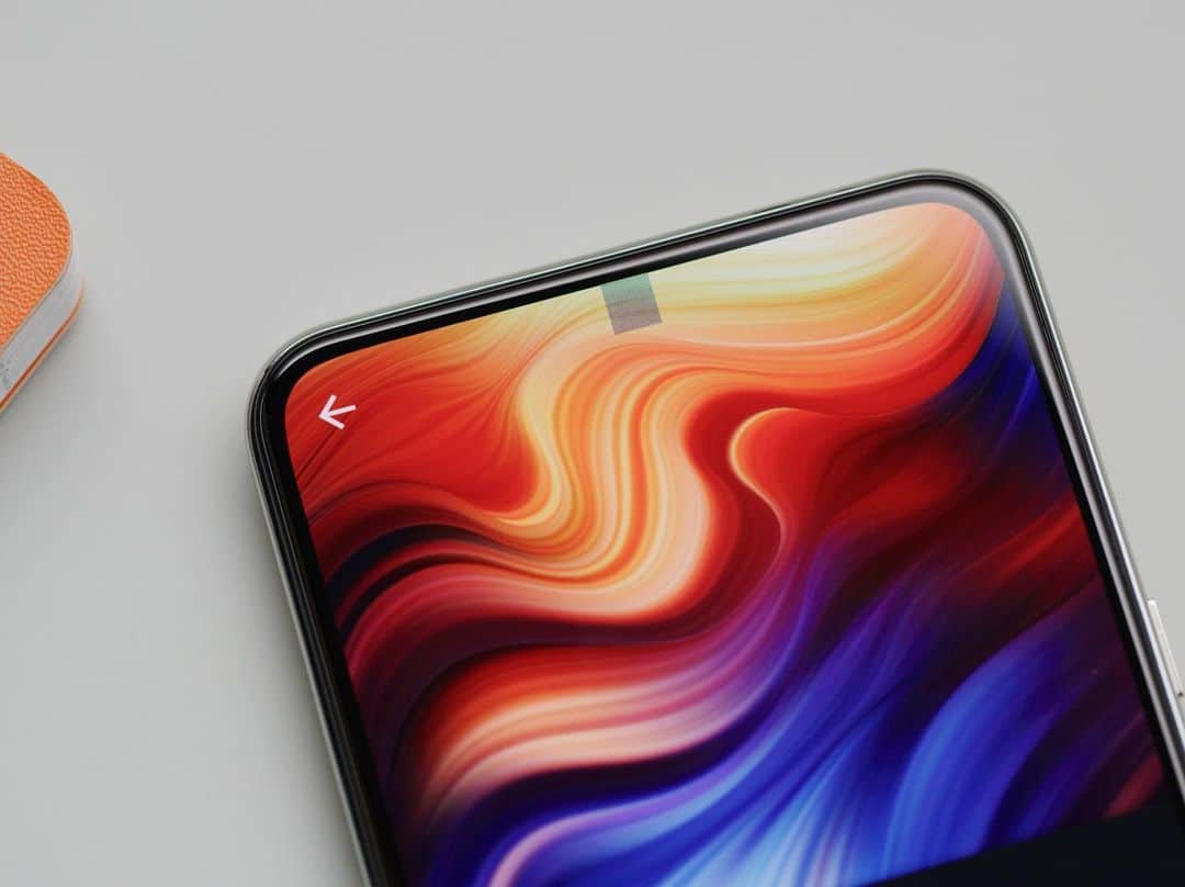 マーケス・ブラウンリーのインスタグラム：「Just uploaded my first look at the worlds first (partly) invisible selfie camera. Would you want a future of under-screen cameras tho?」