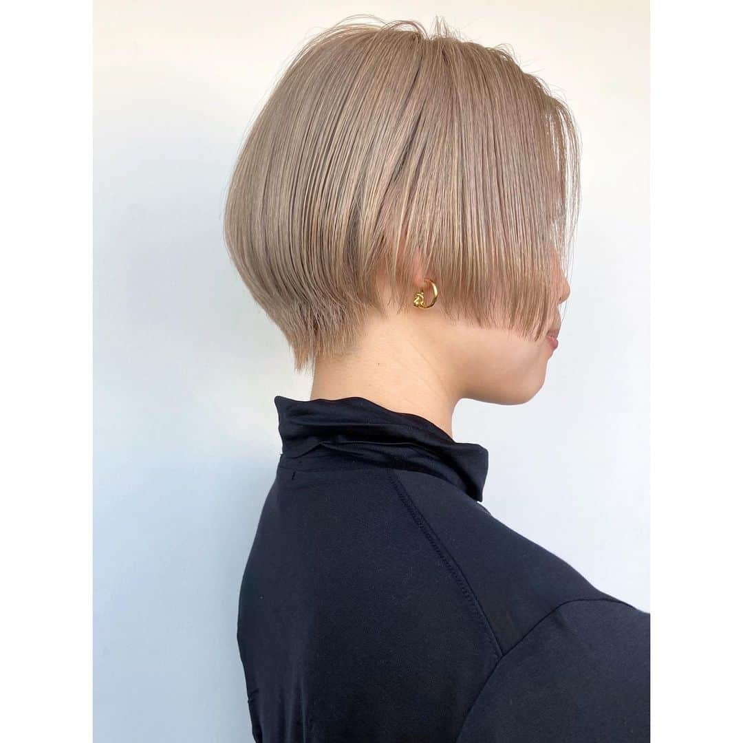 veticaのインスタグラム：「▼ vetica guest hair▼  プラチナブロンドのハイトーンデザインでシンプルなヘアをより魅力的に✳︎  hair 高木　@takaotakagi   #vetica #tokyo #harajuku #ladies #beauty #hair #cut #color #bleach #　#お客様ヘア」