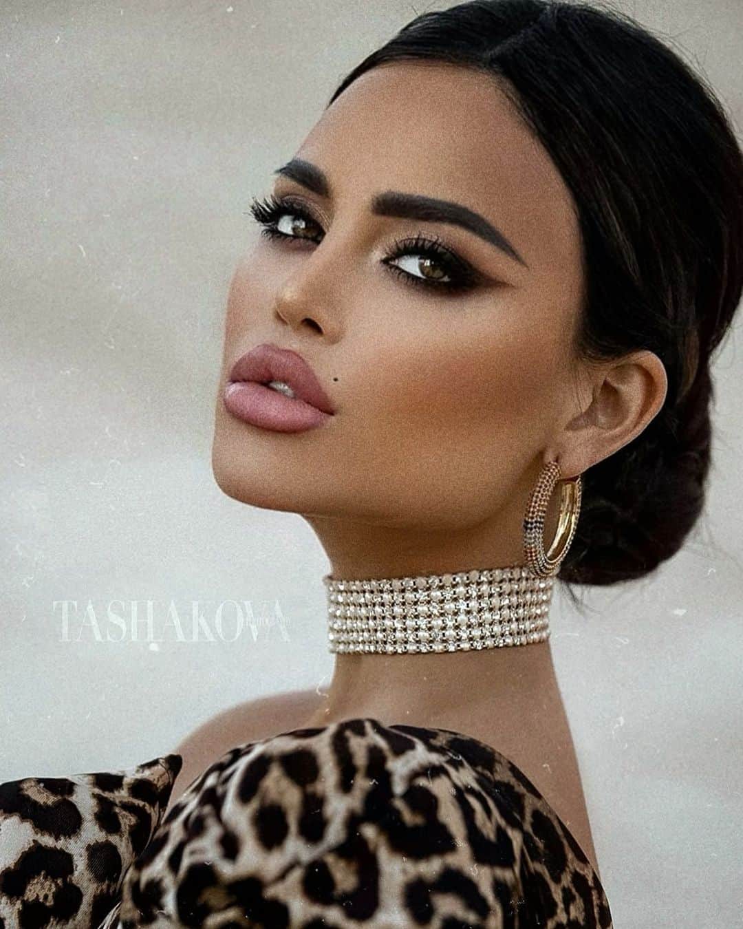 Nita Kuzminaのインスタグラム：「Любимые! Я хочу узнать Вас поближе..💋 Напишите пожалуйста Ваше имя, возраст, город, кем работаете (по желанию), о чем мечтаете (по желанию), как давно Вы на меня подписаны!?  __ P.S. Ахх как роскошен мой портрет сделанный талантливой Викториией @tashakova_v 🐆🖤」