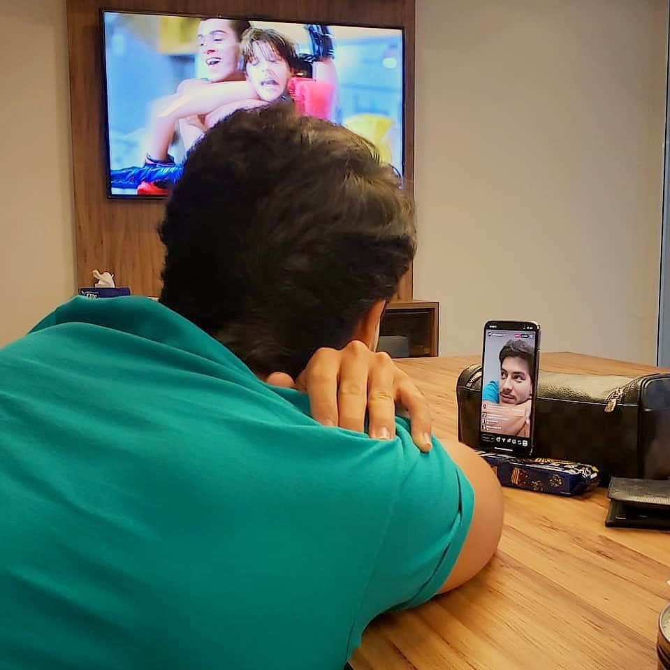 Arthur Aguiarさんのインスタグラム写真 - (Arthur AguiarInstagram)「Que delícia assistir o primeiro capítulo de @malhacao - Sonhos com você pertinho!   Tô adorando ver a empolgação de todo mundo com esse retorno. Logo, logo vou programar mais momentos como esse...  Quem aqui assistiu a reestreia?  E a próxima live, já posso marcar?  Me fala aiii!!✌🏼」1月26日 8時48分 - arthuraguiar