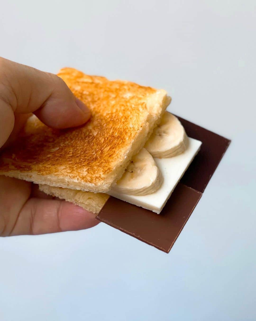 のインスタグラム：「最近自分の中で流行っているチョコカルピスバタートーストサンドにバナナを入れてめっちゃ旨♡  #具義パン2021 #具義スイーツ2021 #グギメシ」