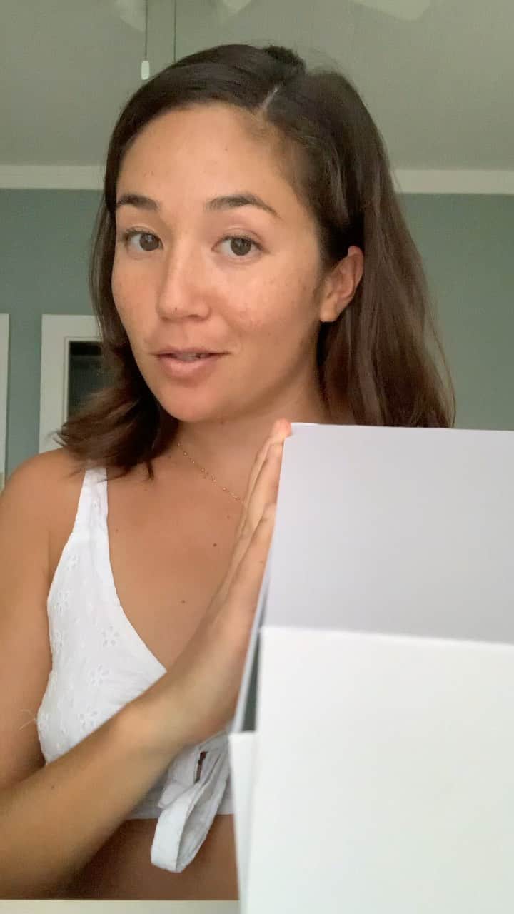 アリッサ ウーテンのインスタグラム：「Check out my latest video where I #unbox the newest skincare line from @coola ✨」