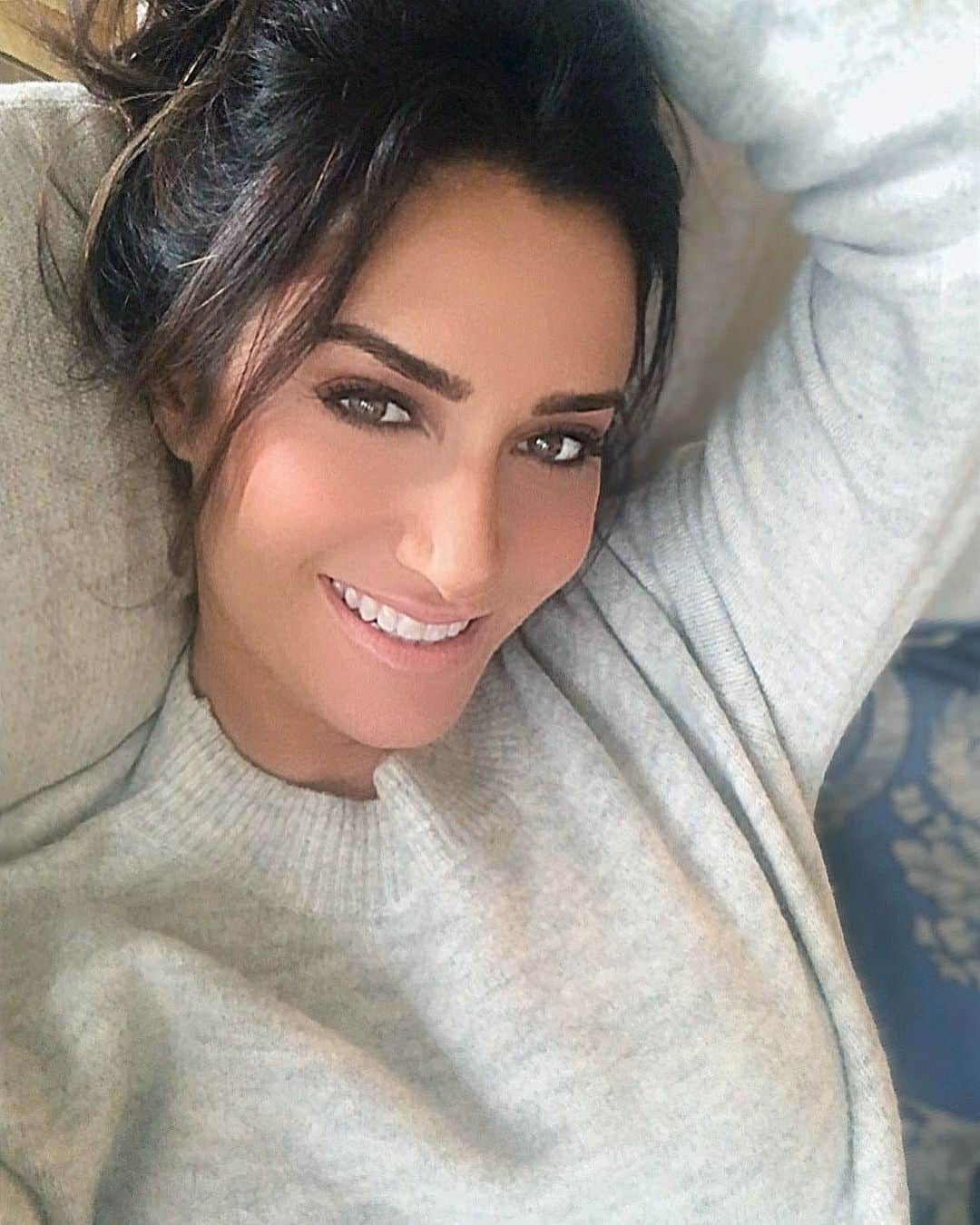 ドナ・フェルドマンのインスタグラム：「#sweaterweather but still #smiling」